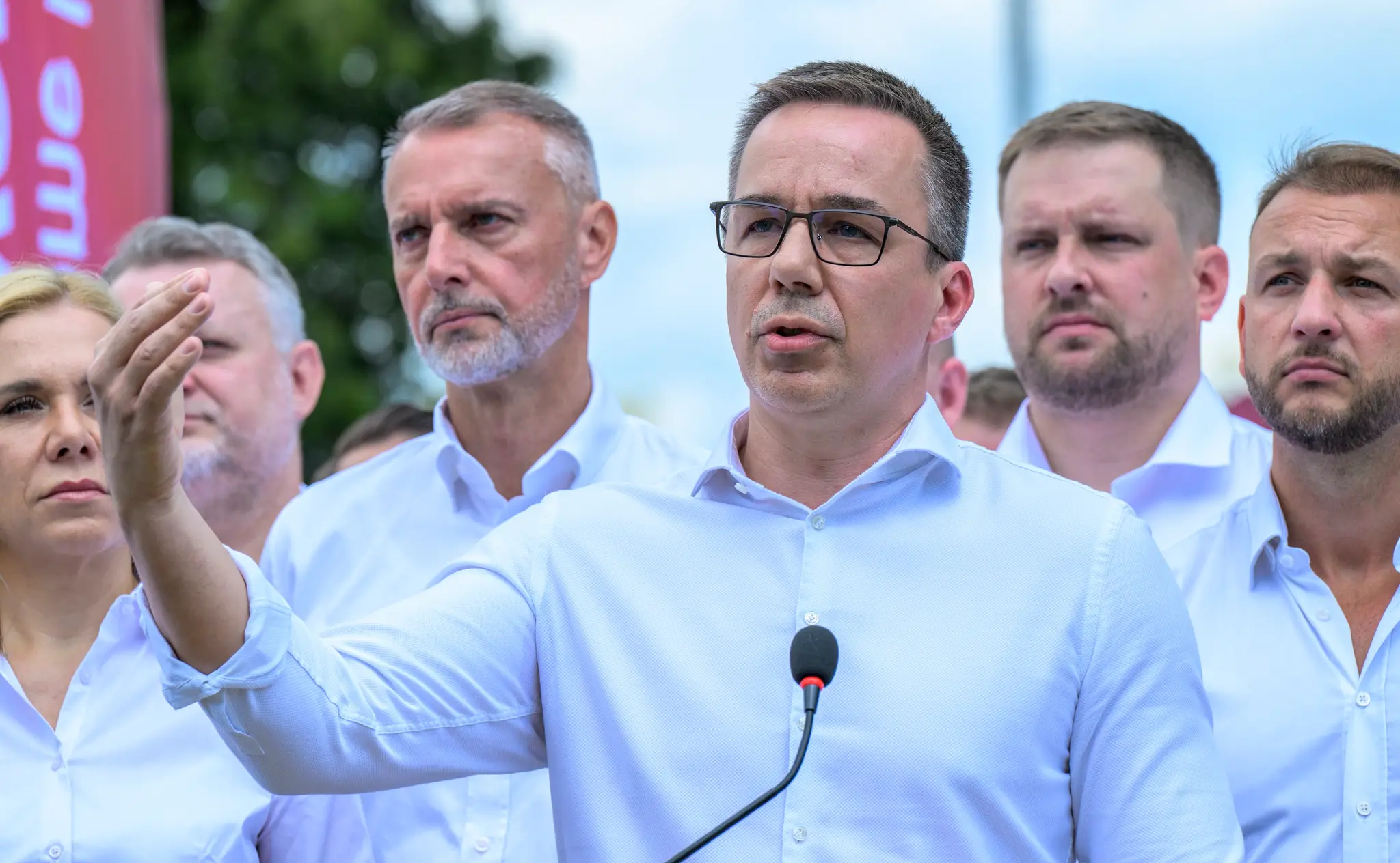 Na snímke uprostred minister práce, sociálnych vecí a rodiny SR Erik Tomáš (Hlas-SD) počas tlačovej konferencie vládnych predstaviteľov zo strany Hlas-SD.