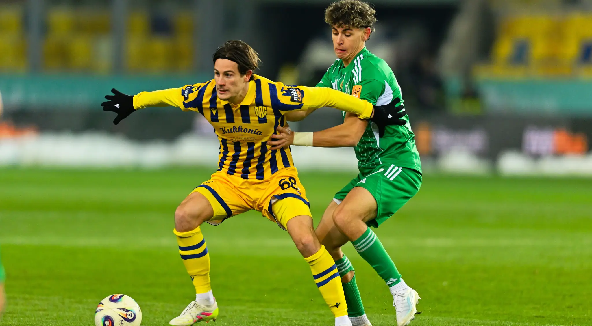 Máté Tuboly (vľavo) kryje loptu pred Marekom Terpákom z Prešova.