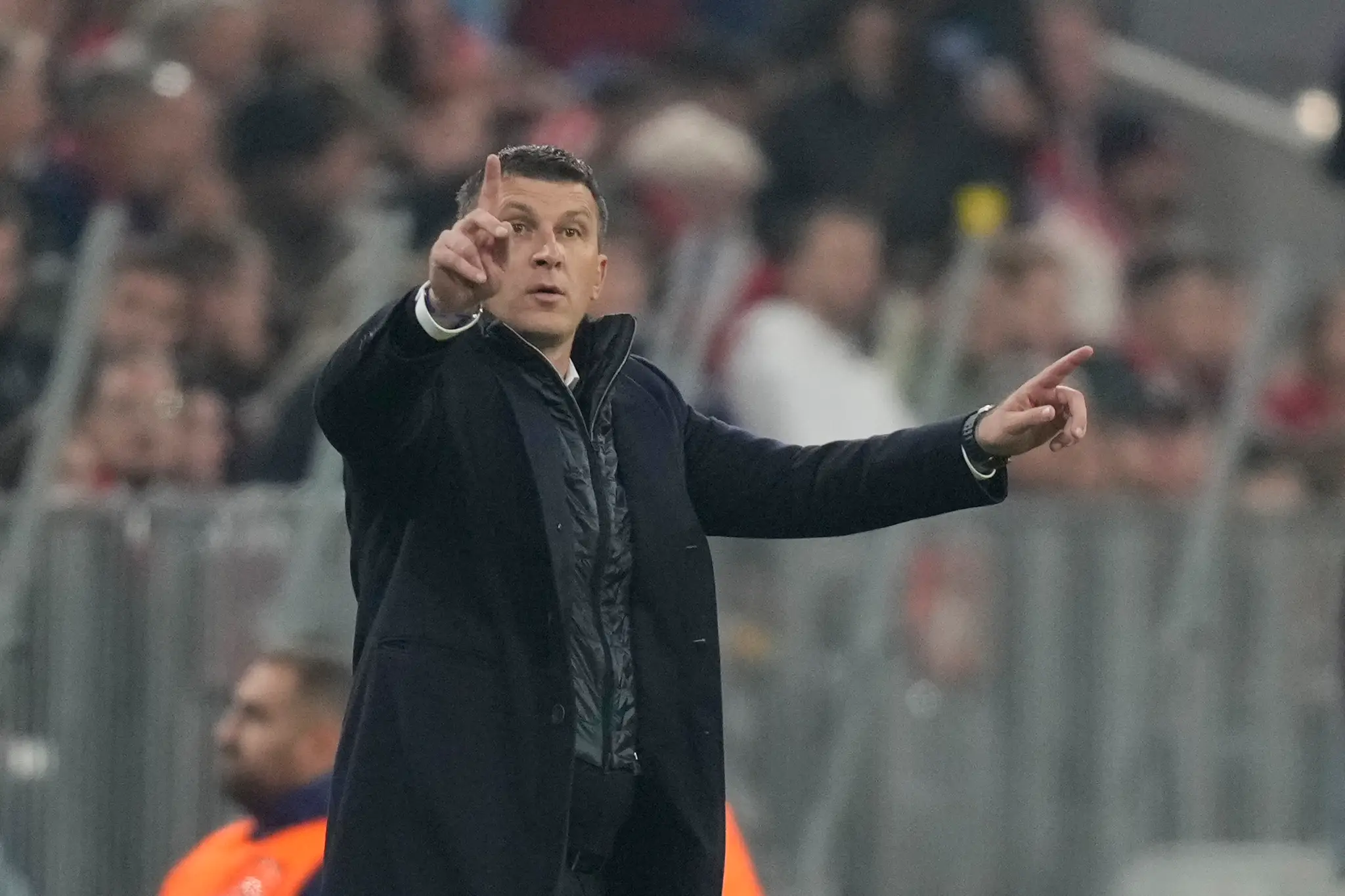 Tréner Dinama Záhreb Sergej Jakirovič gestikuluje počas zápasu.