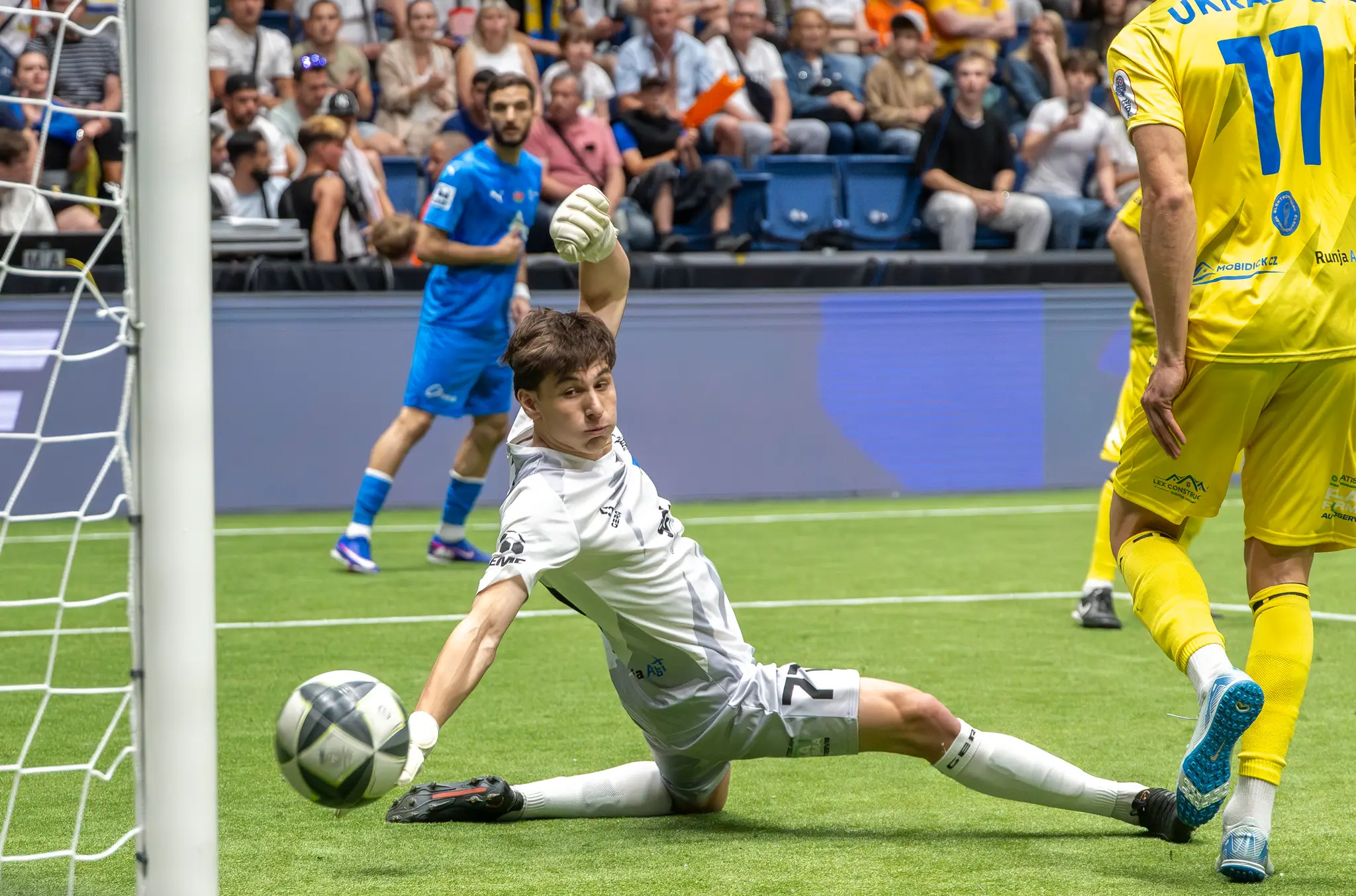 Na snímke brankár Myroslav Mahurskij (Ukrajina) dostáva gól.