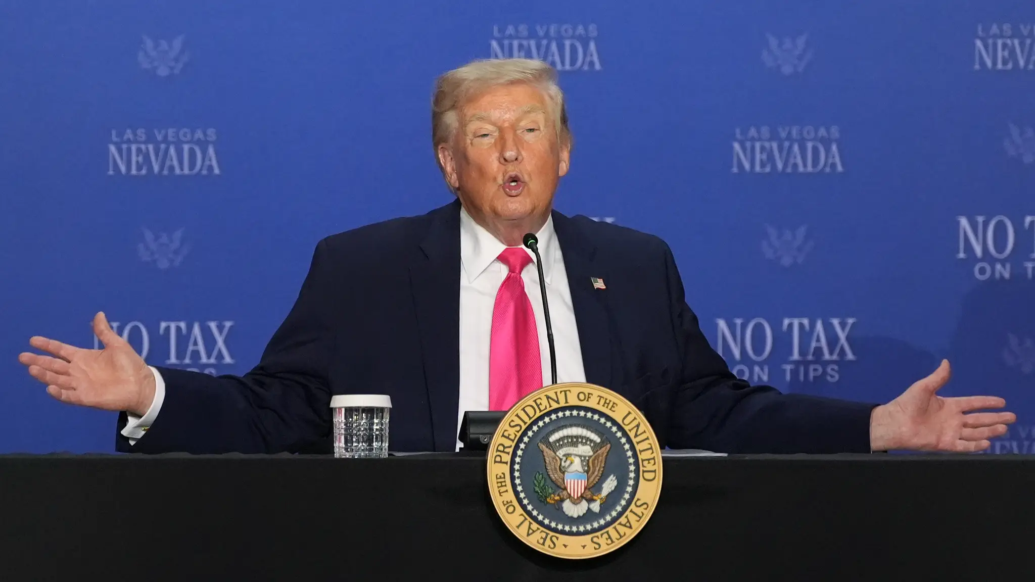 Americký prezident Donald Trump gestikuluje na podujatí v Las Vegas.