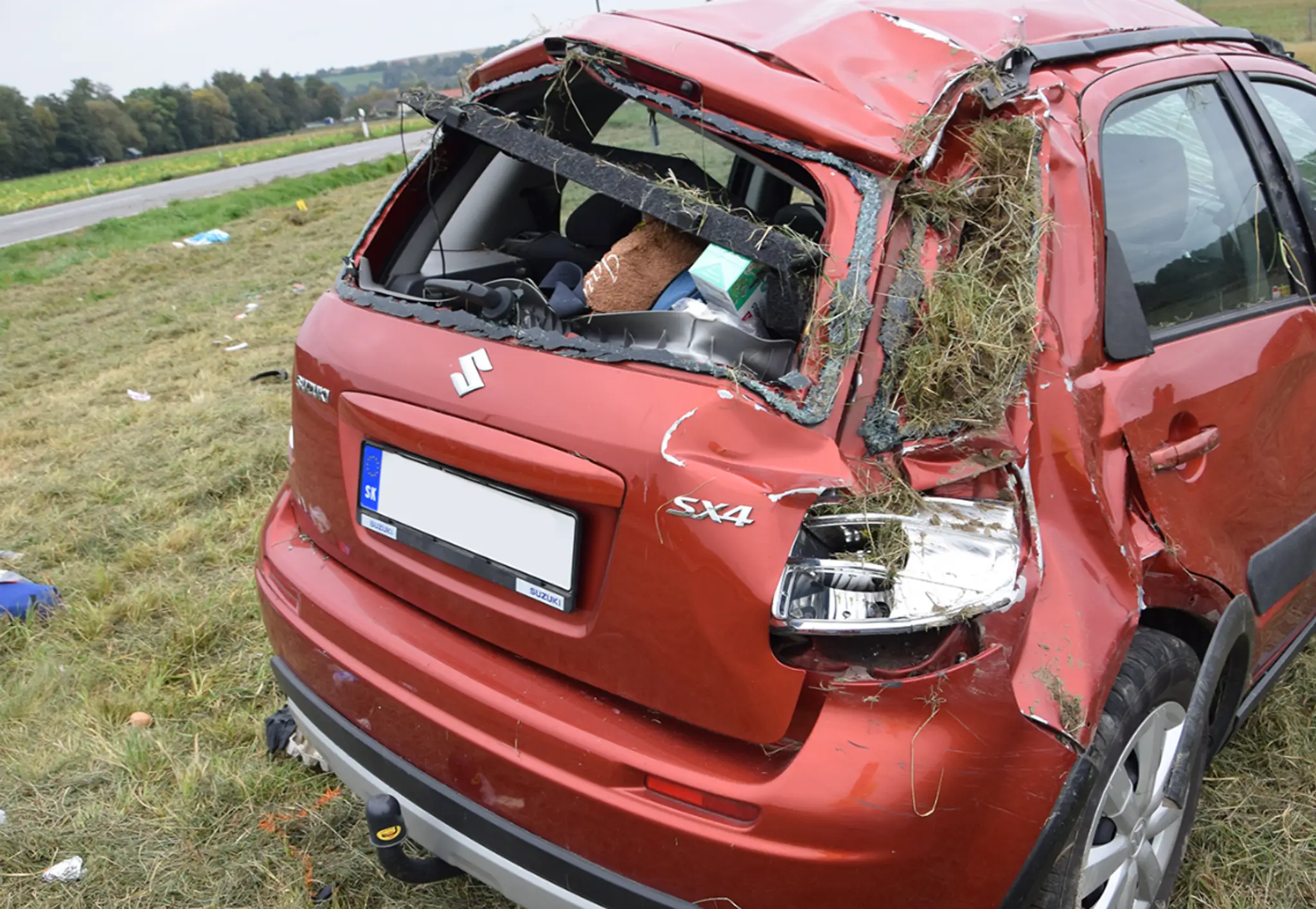 Havarované auto po predchádzaní tatrovky pri obci Motešice.