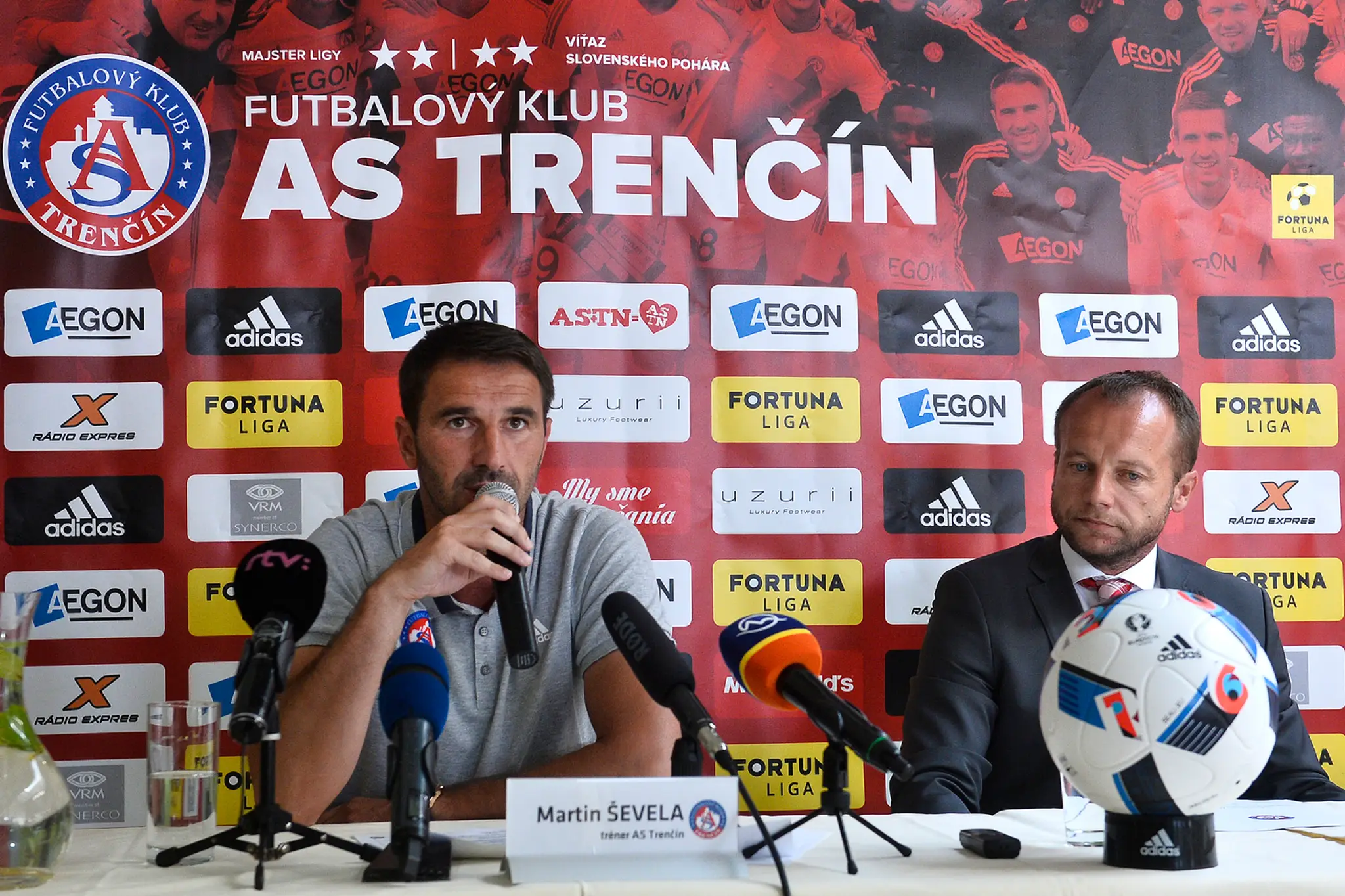 Na snímke zľava tréner futbalového mužstva AS Trenčín Martin Ševela a generálny manažér AS Trenčín Róbert Rybníček