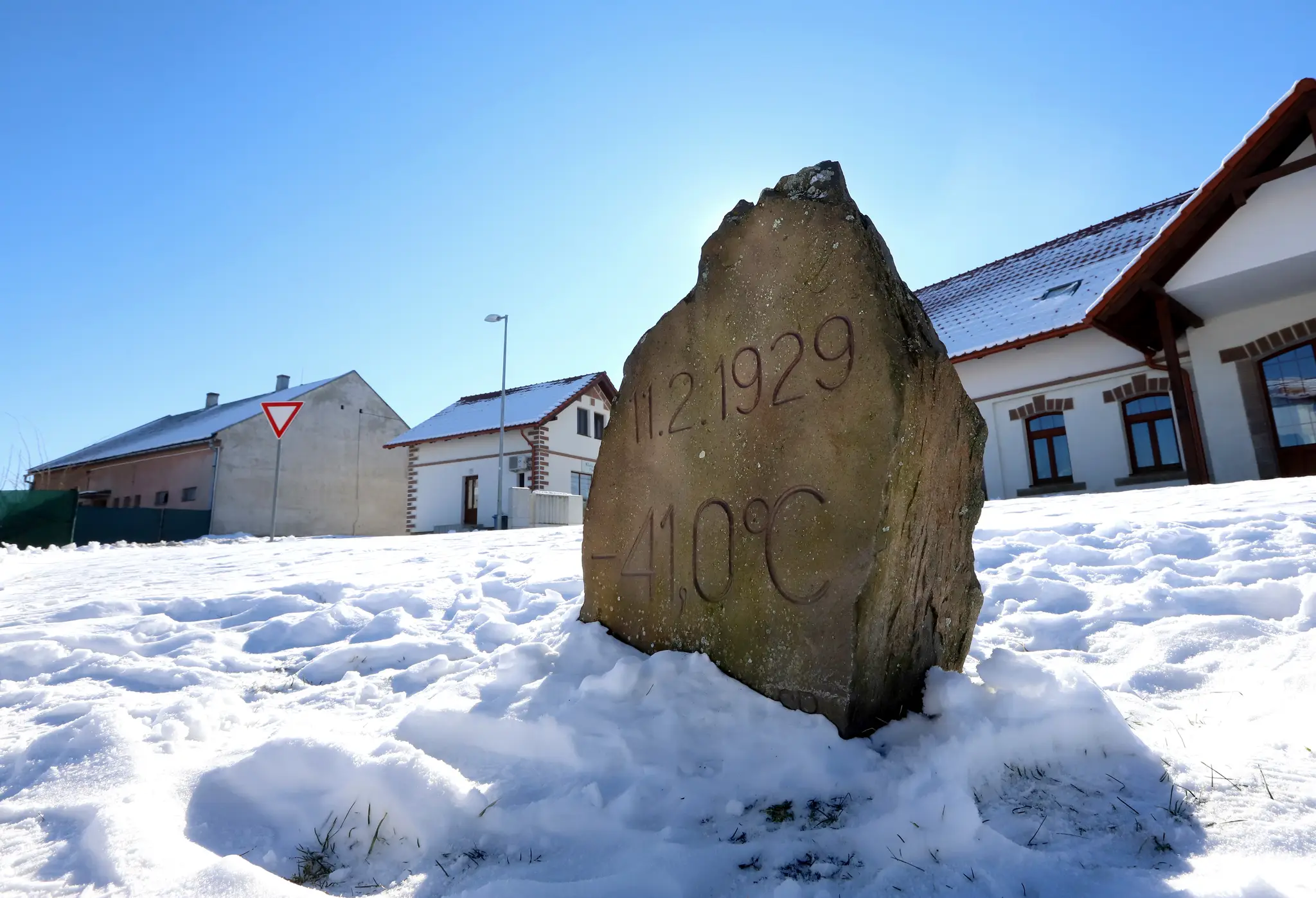 Na snímke pamätný kameň na Masarykovom dvore v obci Vígľaš v časti Pstruša v okrese Detva.