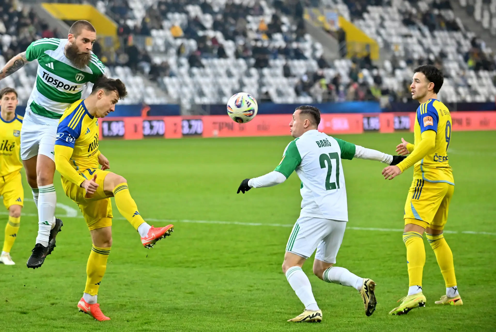 Vľavo Branislav Niňaj a tretí zľava Damián Bariš (Skalica), druhý zľava Dominik Kružliak a vpravo Roman Čerepkai (Košice) bojujú o loptu v 19. kole Niké ligy.