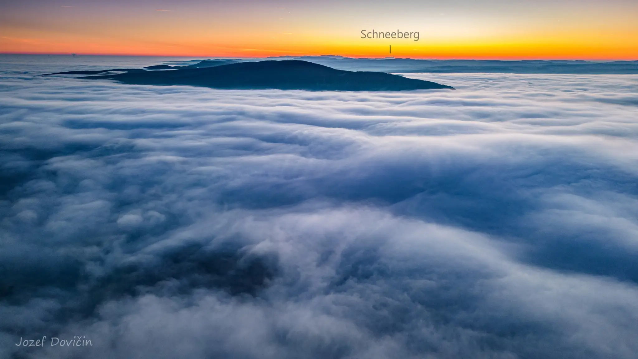 Alpský vrch Schneeberg na fotografii z Dolného Srnia.