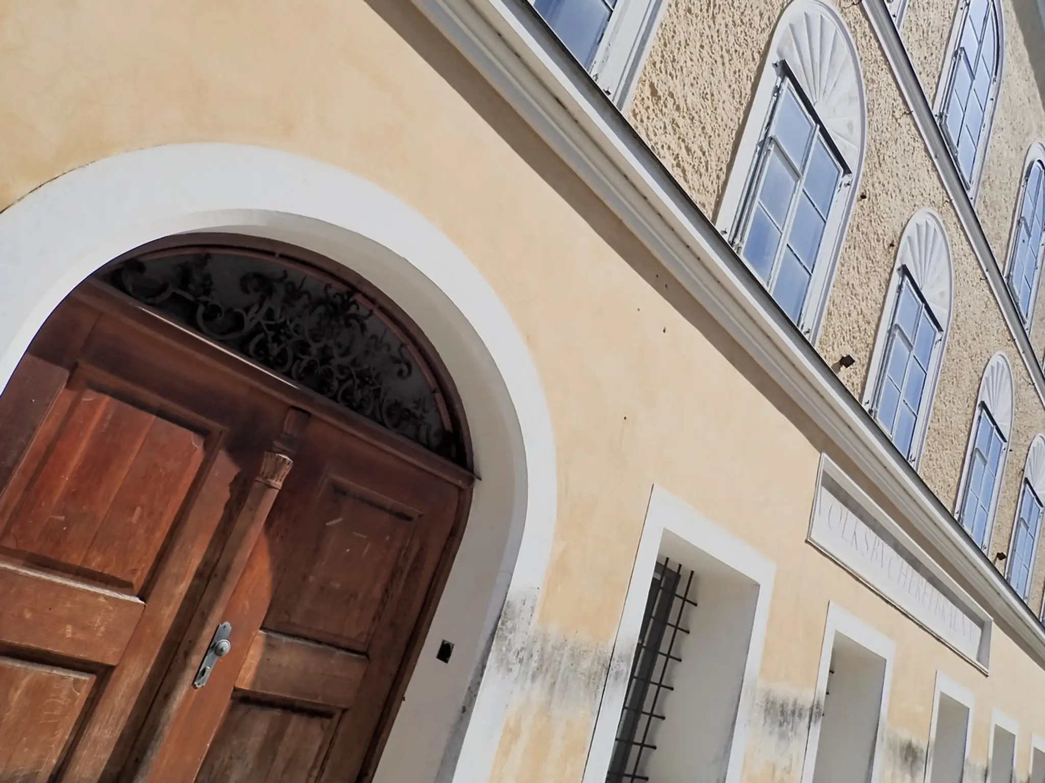 Rodný dom nacistického vodcu Adolfa Hitlera v rakúskom meste Braunau am Inn.