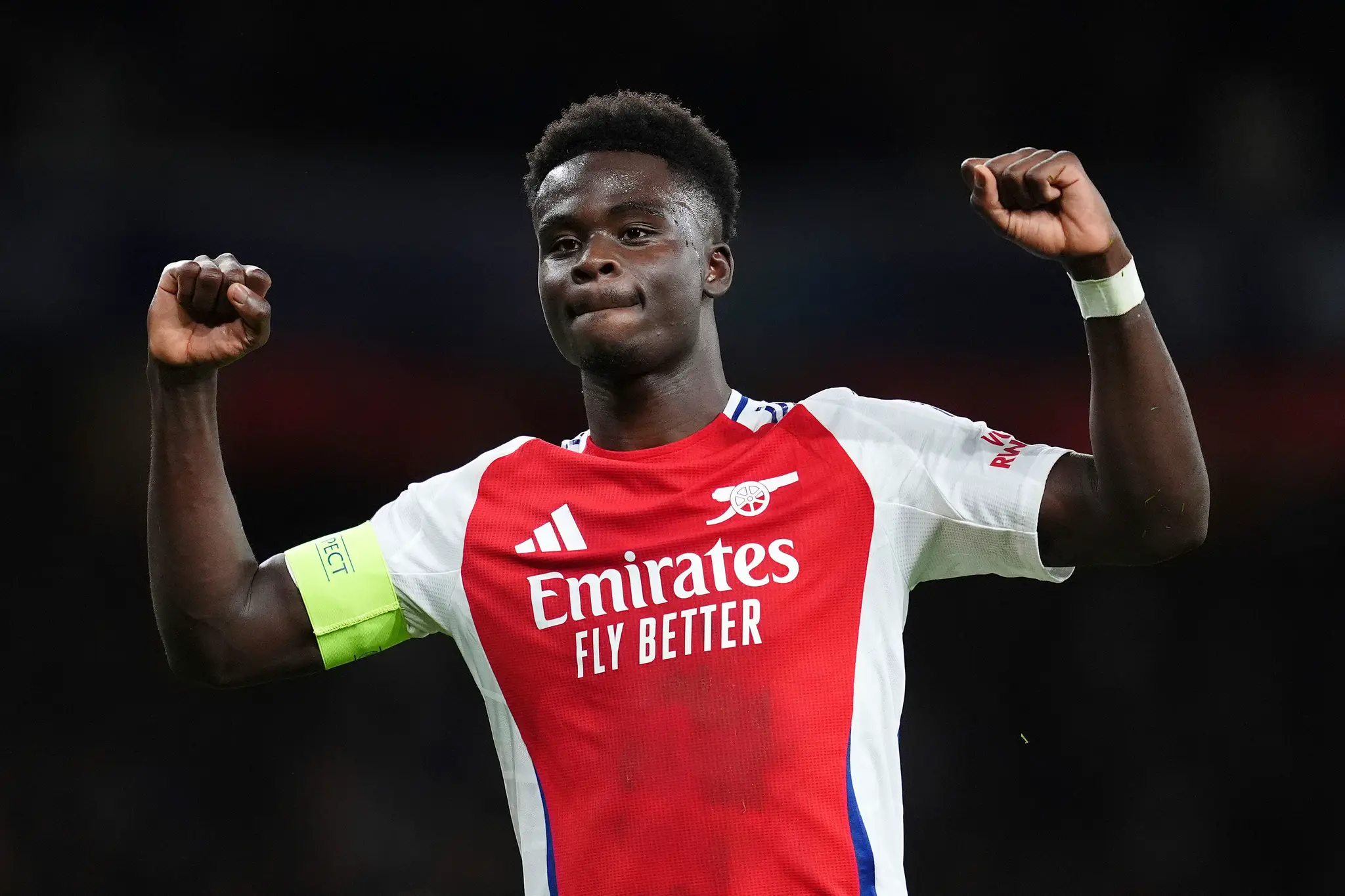 Na snímke hráč Arsenalu Bukayo Saka sa raduje z gólu.
