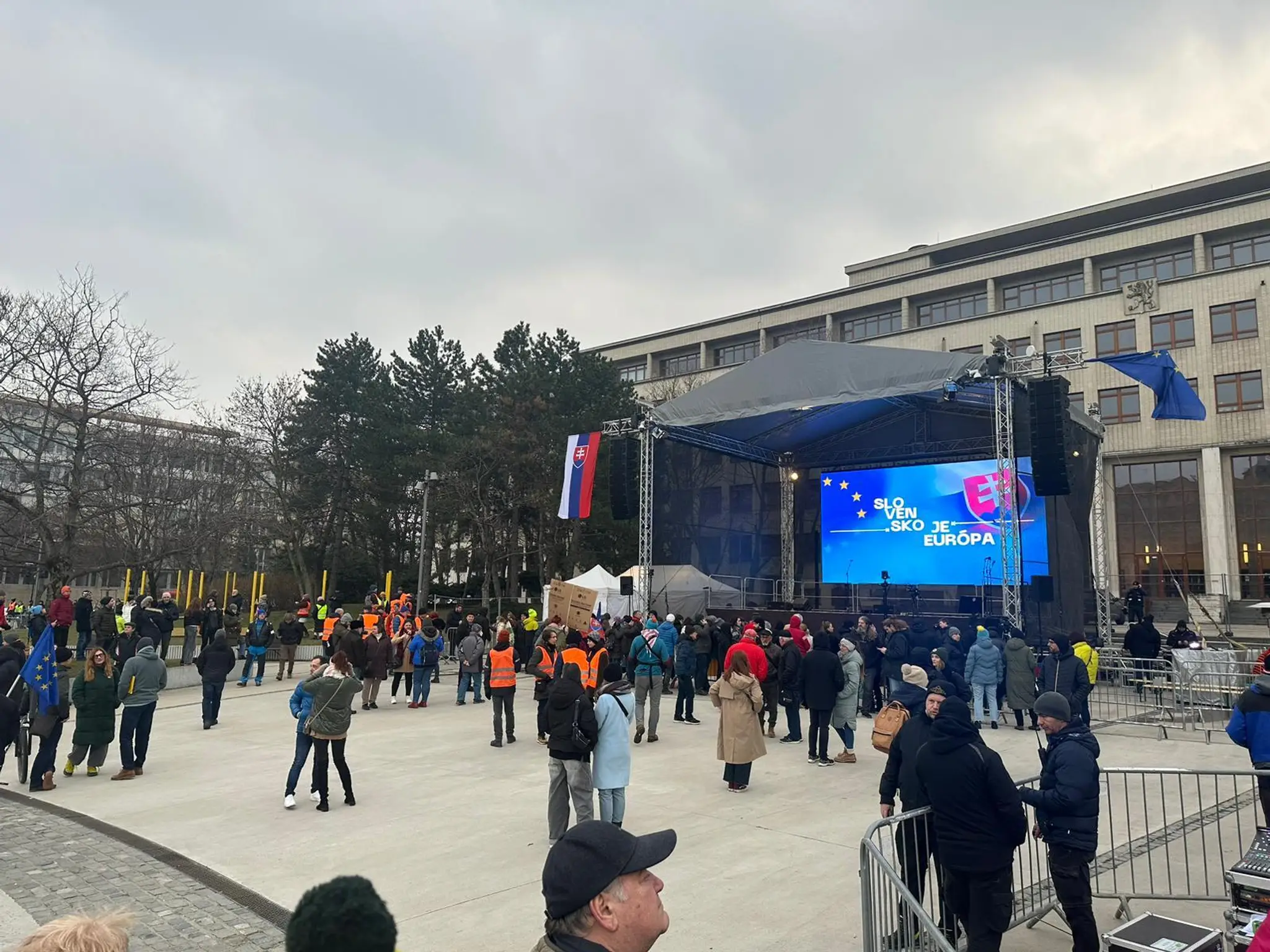 Námestie sa pomaly zapĺňa protestujúcimi