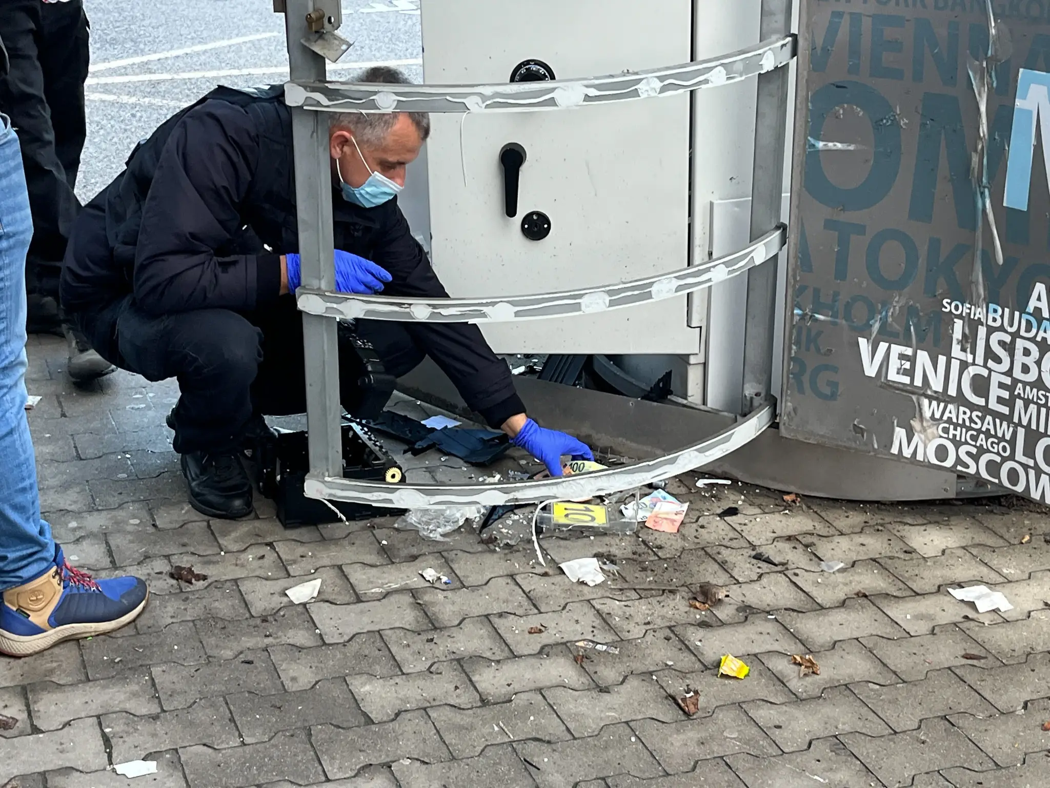 Zničený bankomat v Ivanke pri Dunaji.
