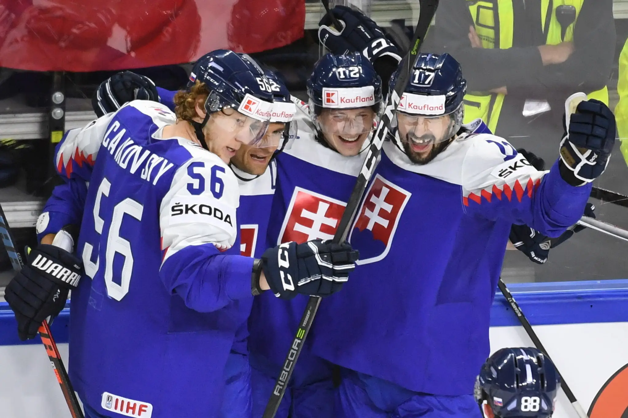 Radosť Slovákov po góle Dávida Bondru (druhý sprava) v dueli MS proti Francúzsku.