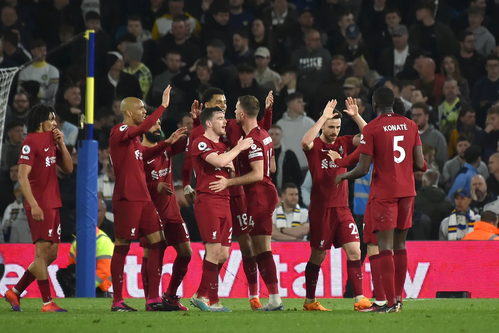 Futbalisti Liverpoolu oslavujú gól.