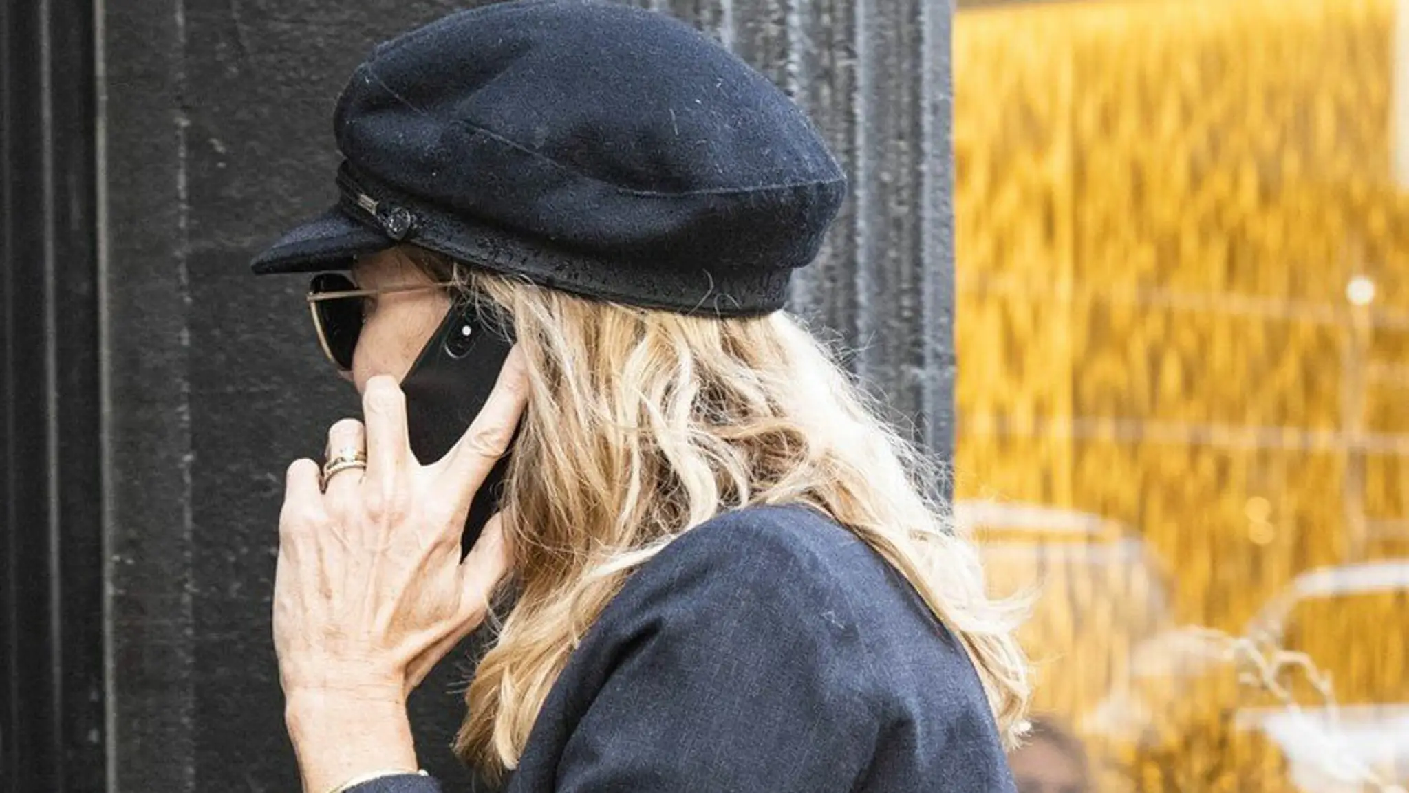 Meg Ryan s prsteňom na prstenníku