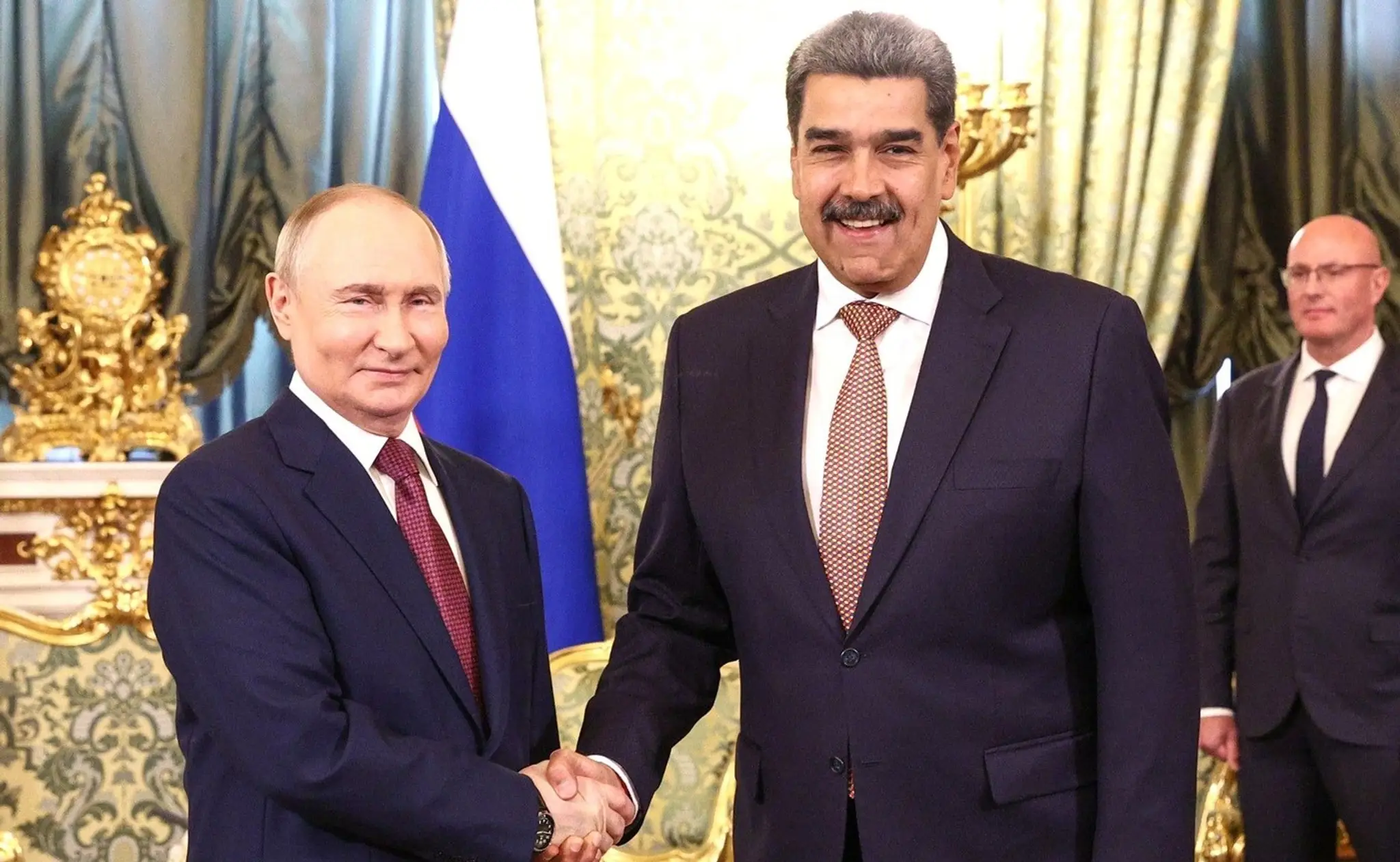 Nicolas Maduro a Vladimir Putin pózujú pred novinármi počas májovej návštevy venezuelskej delegácie v Kremli.