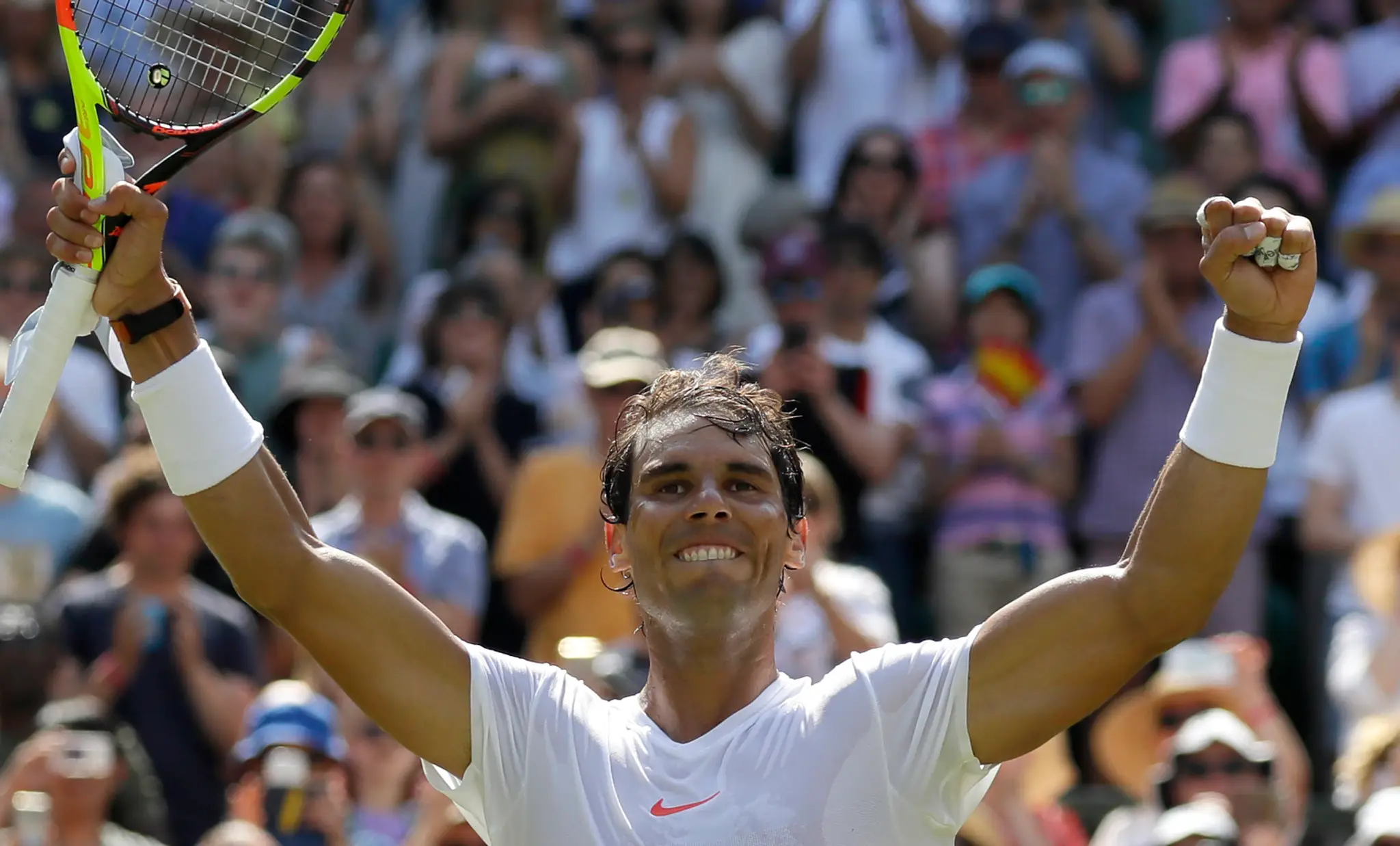Španiel Rafael Nadal sa teší z postupu do osemfinále Wimbledonu 2018.