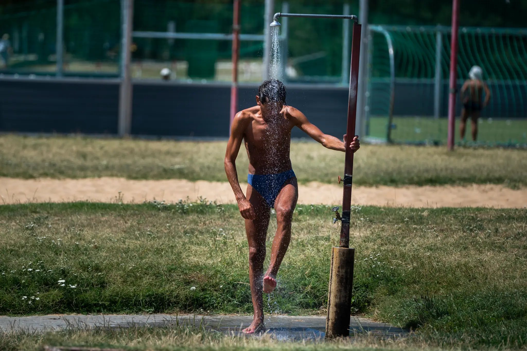 Na snímke muž sa ochladzuje na kúpalisku Kuchajda počas letných horúčav v Bratislave