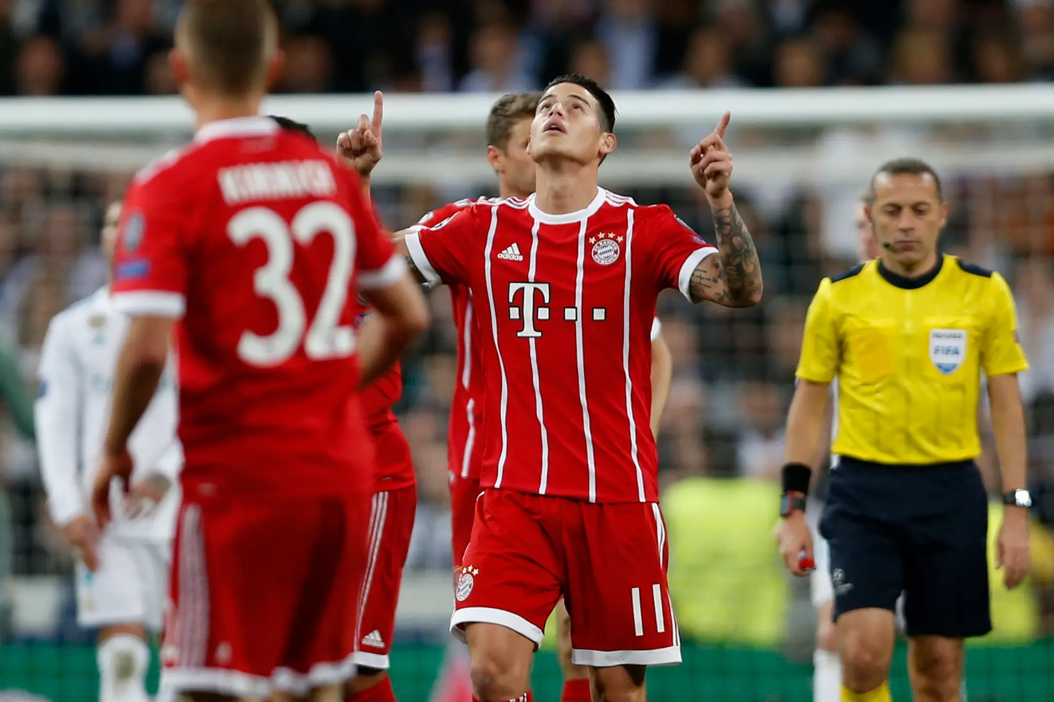 James Rodríguez z Bayernu oslavuje svoj zásah v odvete semifinále LM na pôde Realu.