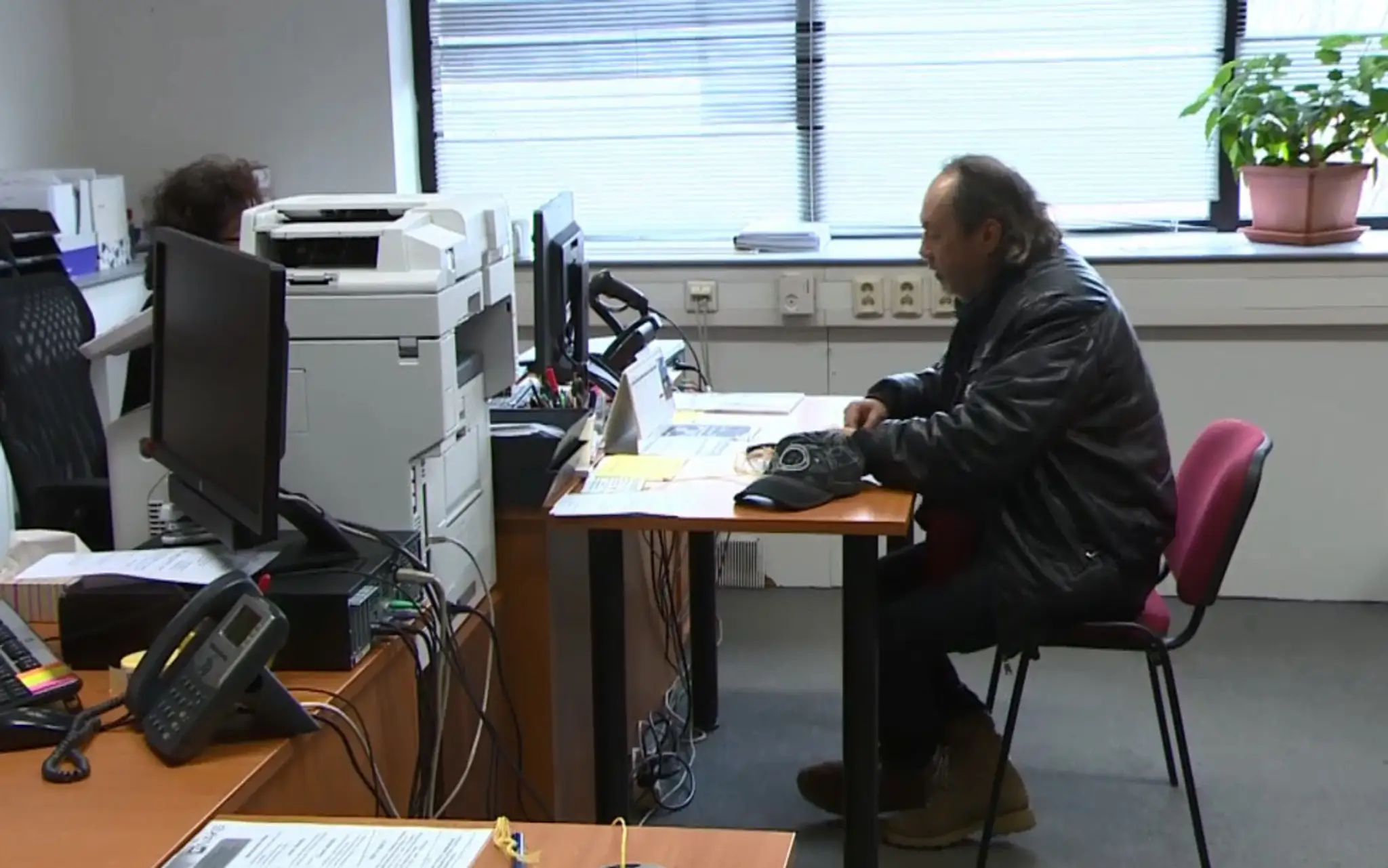 Štát nevie dostať niektorých ľudí do roboty. Prichádza s "riešením"