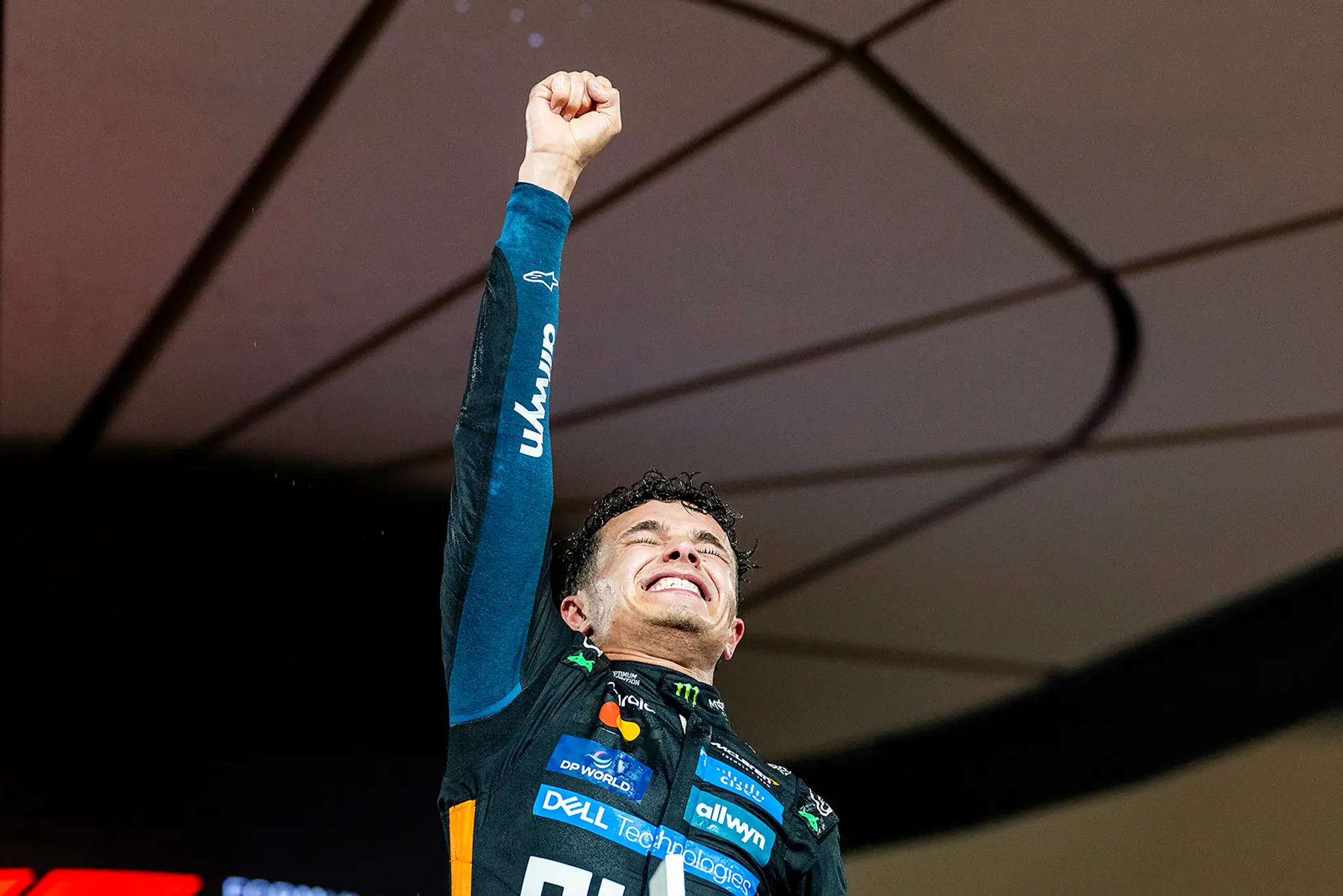 Slzy dojatej matky aj gratulácie veľkých športových osobností. Lando Norris si oslavy titulu poriadne užíval