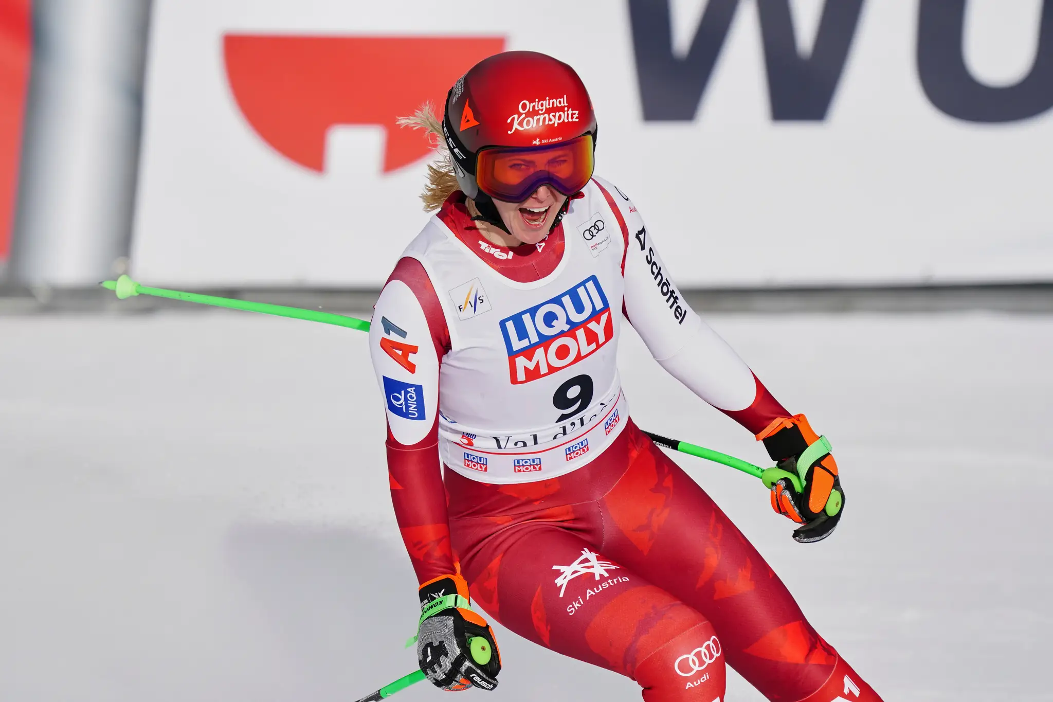 Na snímke rakúska lyžiarka Cornelia Hütterová sa raduje po výhre.