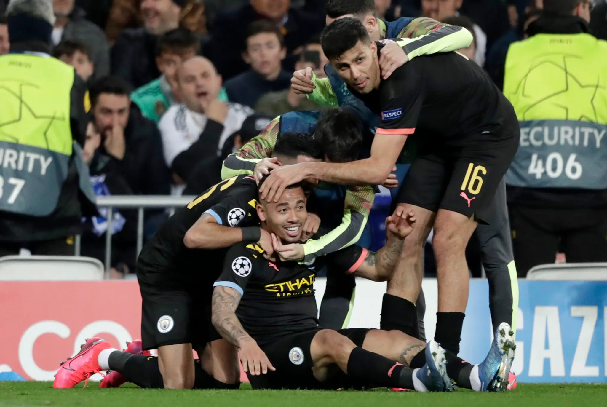 Kouč Realu Madrid Zinedine Zidane a jeho zverenec Sergio Ramos reagujú v prvom osemfinále LM proti Manchesteru City.