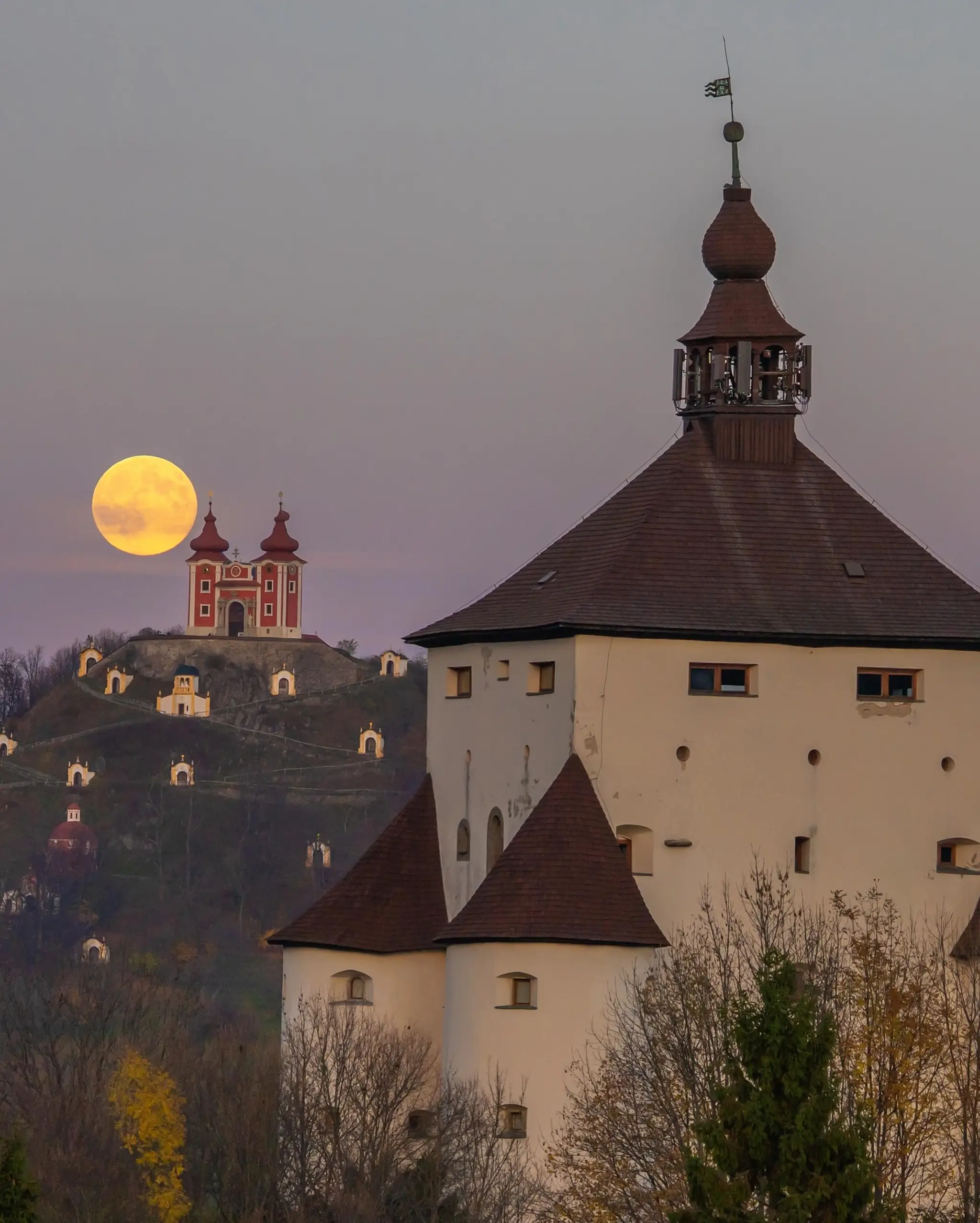 Novembrový spln nad Banskou Štiavnicou.