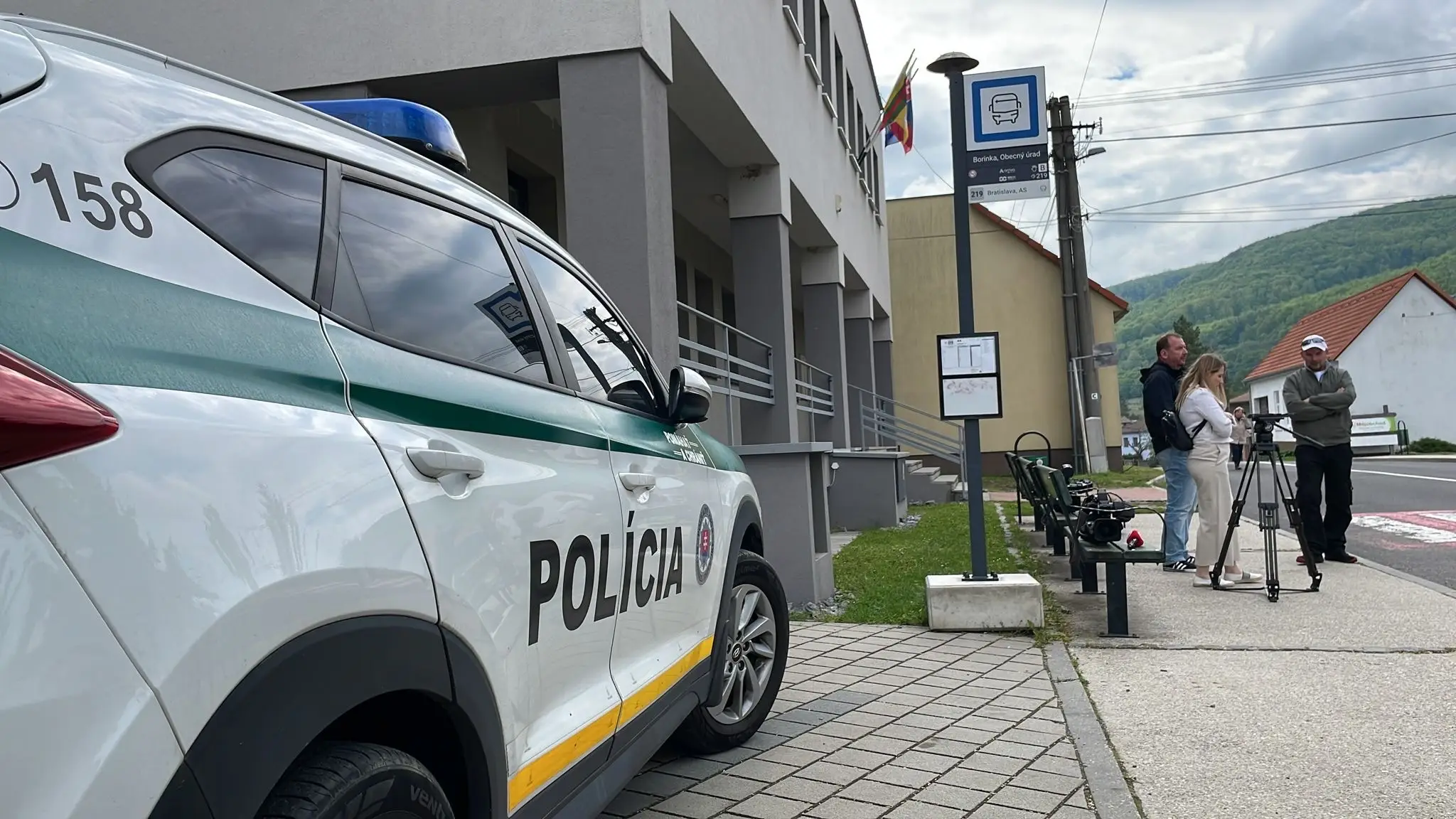 Policajné auto stojí pred budovou Miestneho úradu v Borinke.