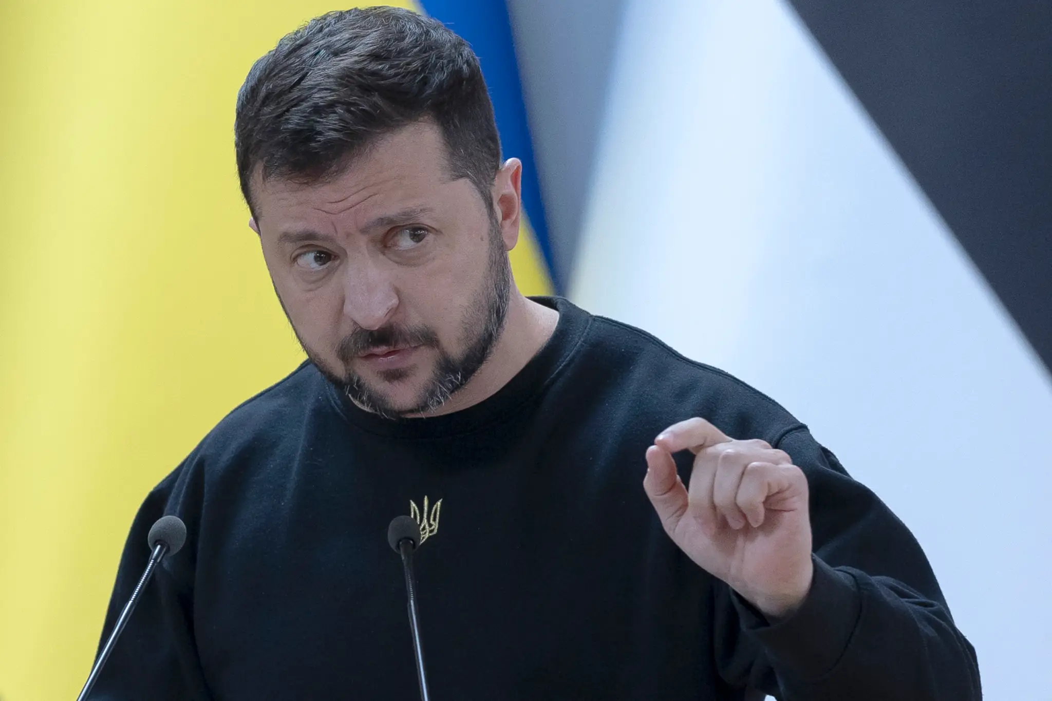 Ukrajinský prezident Volodymyr Zelenskyj gestikuluje.