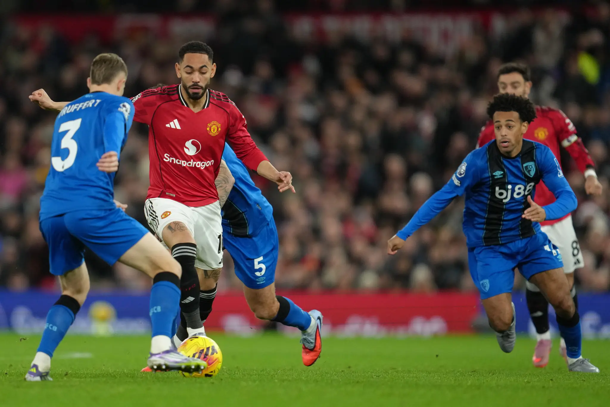 Hráč Adrien Truffert z Bournemouthu a Matheus Cunha z Manchestru United