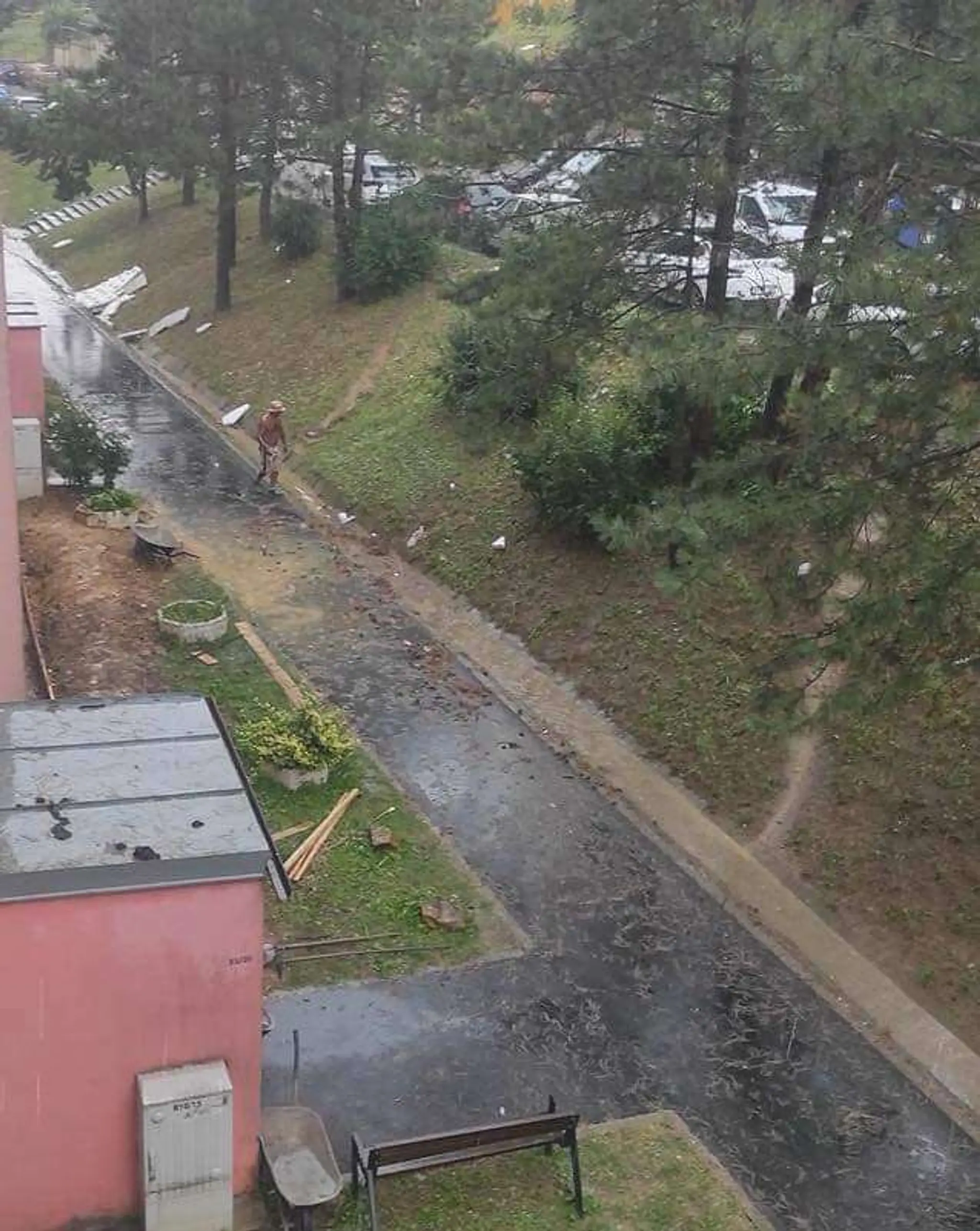 Spúšť po búrke vo Vranove nad Topľou.