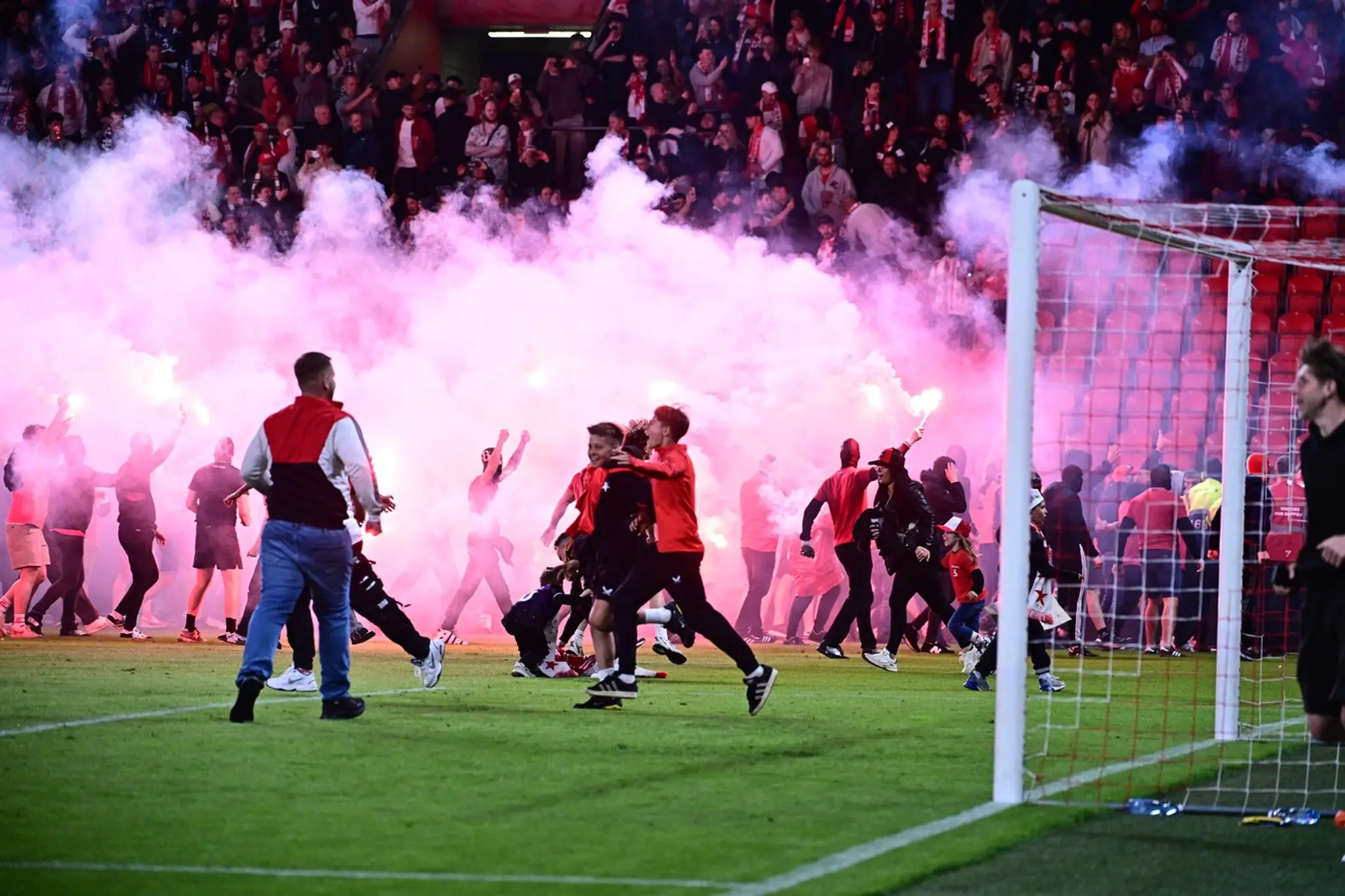 Šialené scény v českom derby.