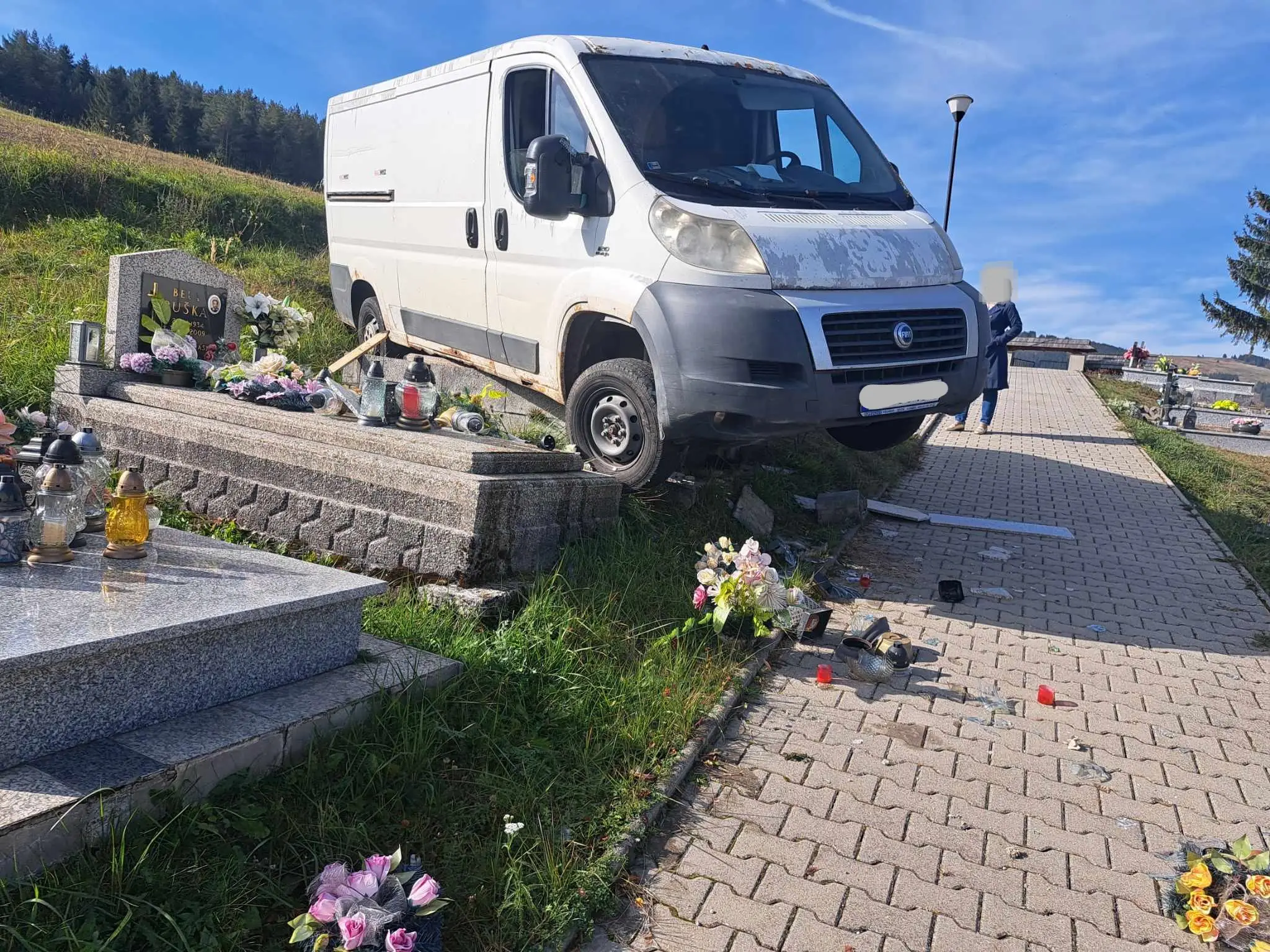 Muža prešla dodávka