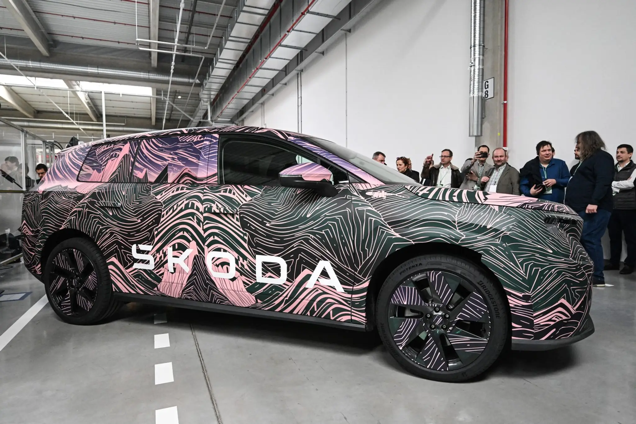 Elektromobil Škoda Peaq je zachytený počas slávnostného otvorenia novej montážnej haly pre batériové systémy v závode Škoda v Mladá Boleslav.