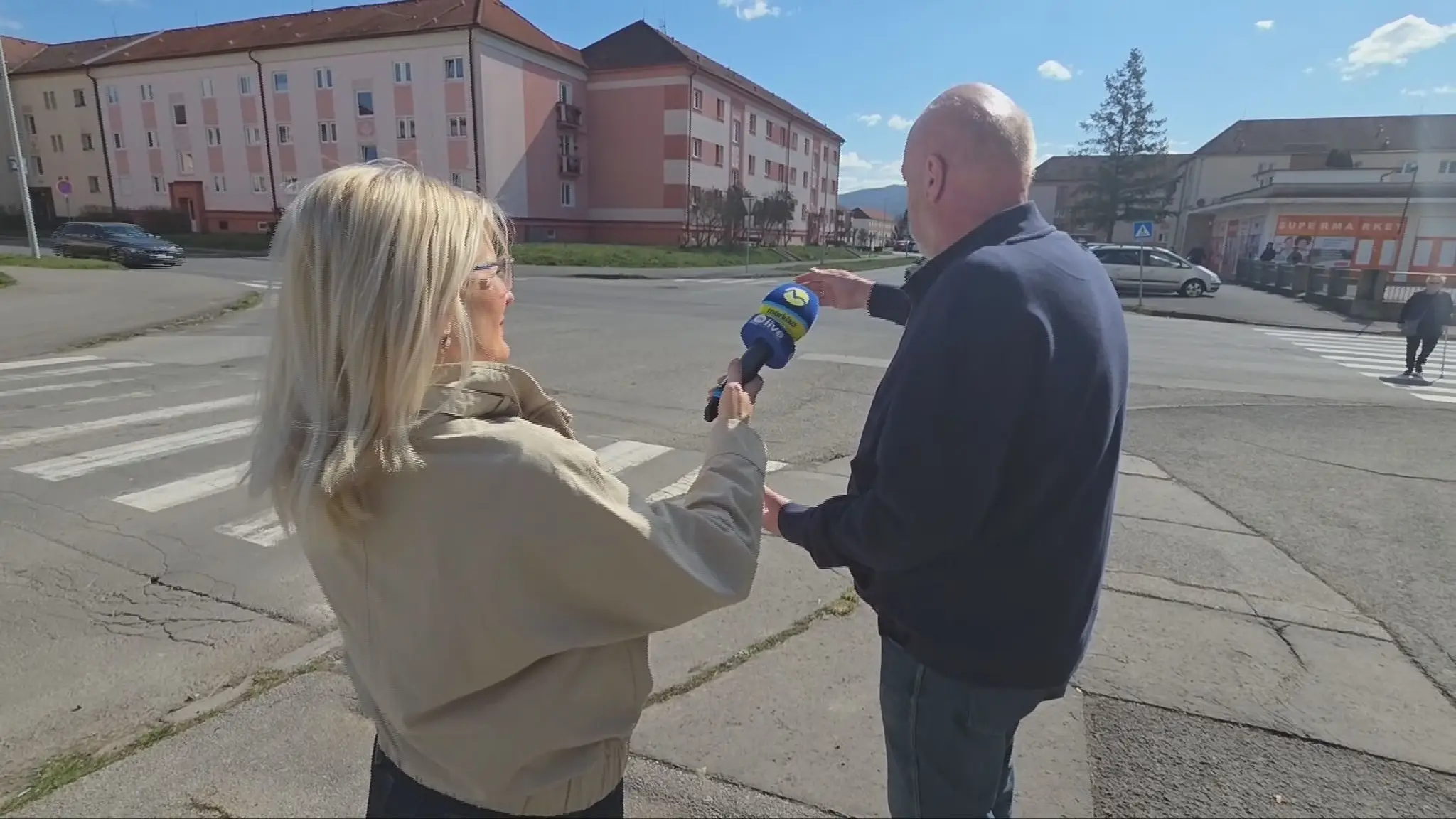 Petrovi sa chodec takmer hodil na kapotu