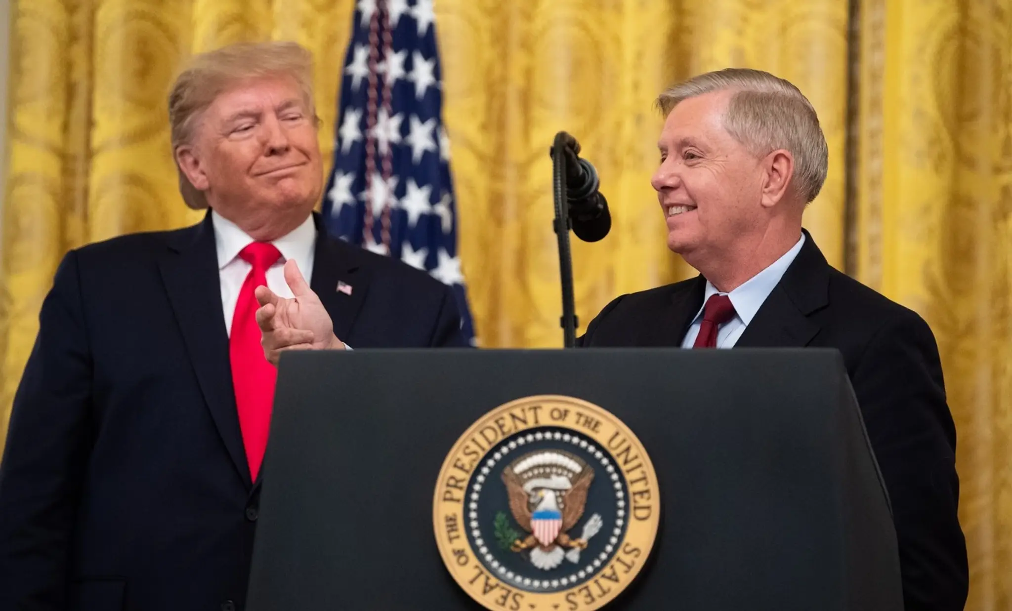Americký prezident Donald Trump a republikánsky senátor Lindsey Graham na archívnej snímke z roku 2019.