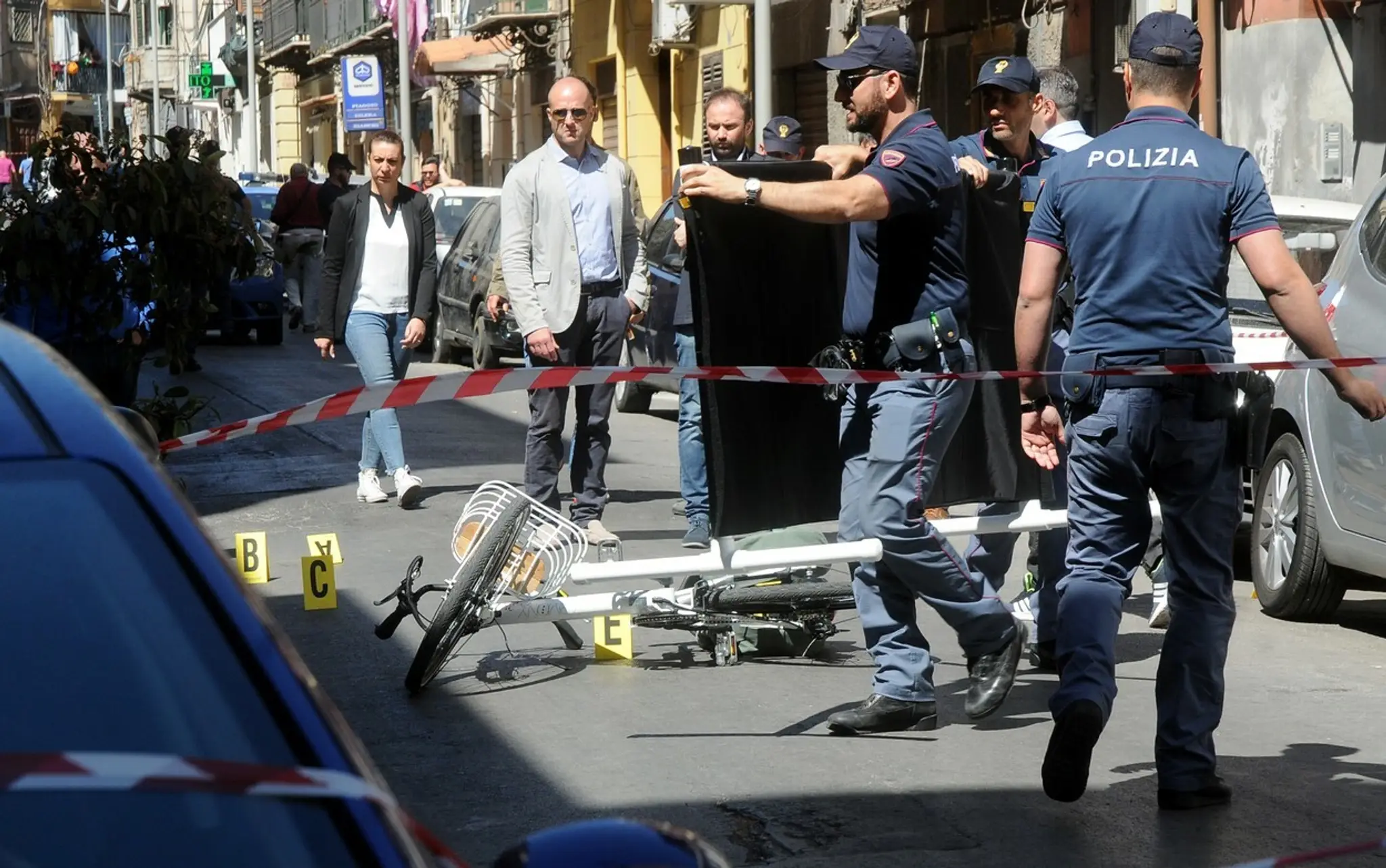 Polícia zaisťuje miesto vraždy mafiánskeho bossa Giuseppe Dainottiho.
