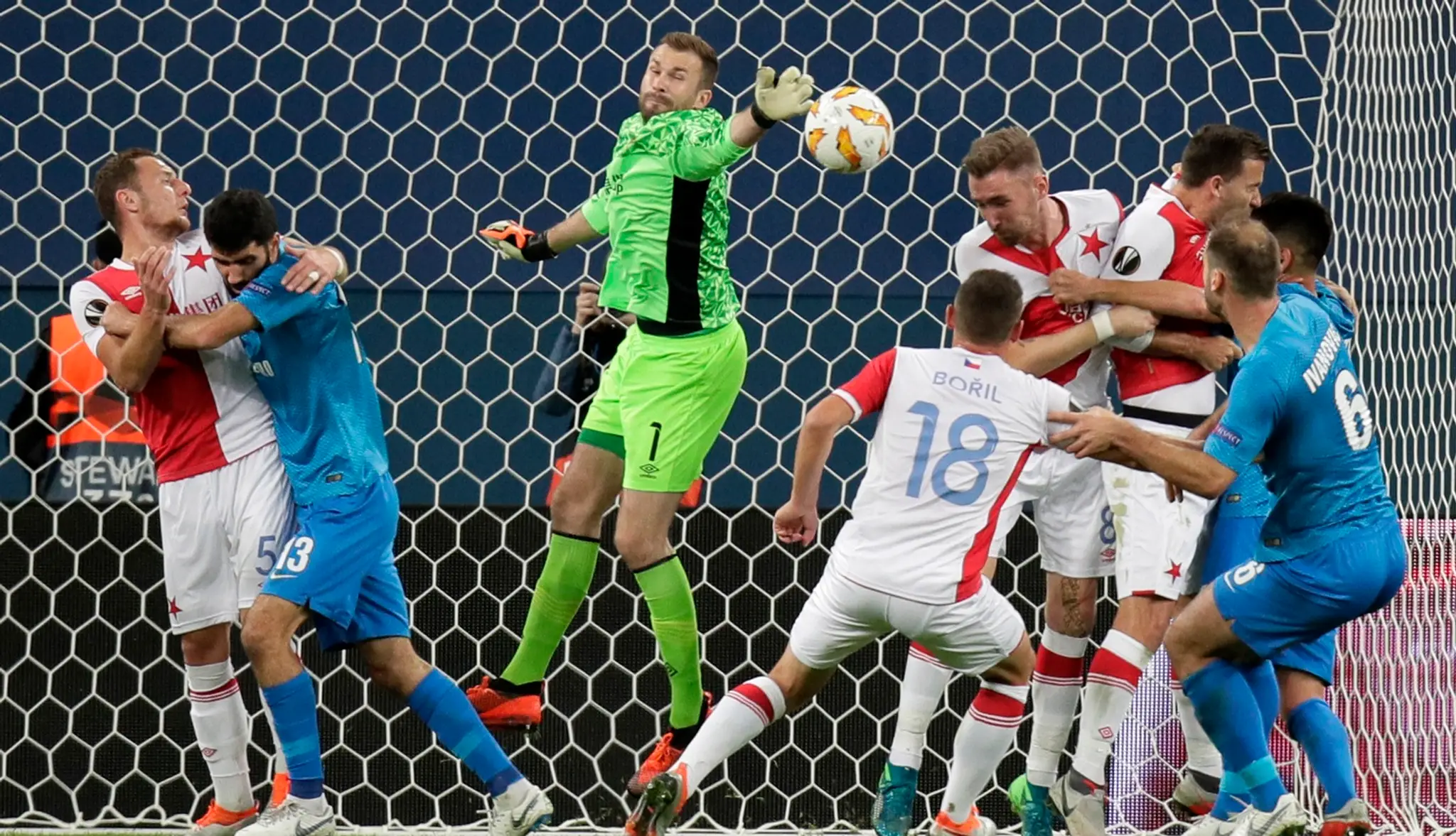 Brankár Slavie Ondřej Kolář bráni v zápase C-skupiny Európskej ligy vo futbale medzi Zenit Petrohrad - Slavia Praha.