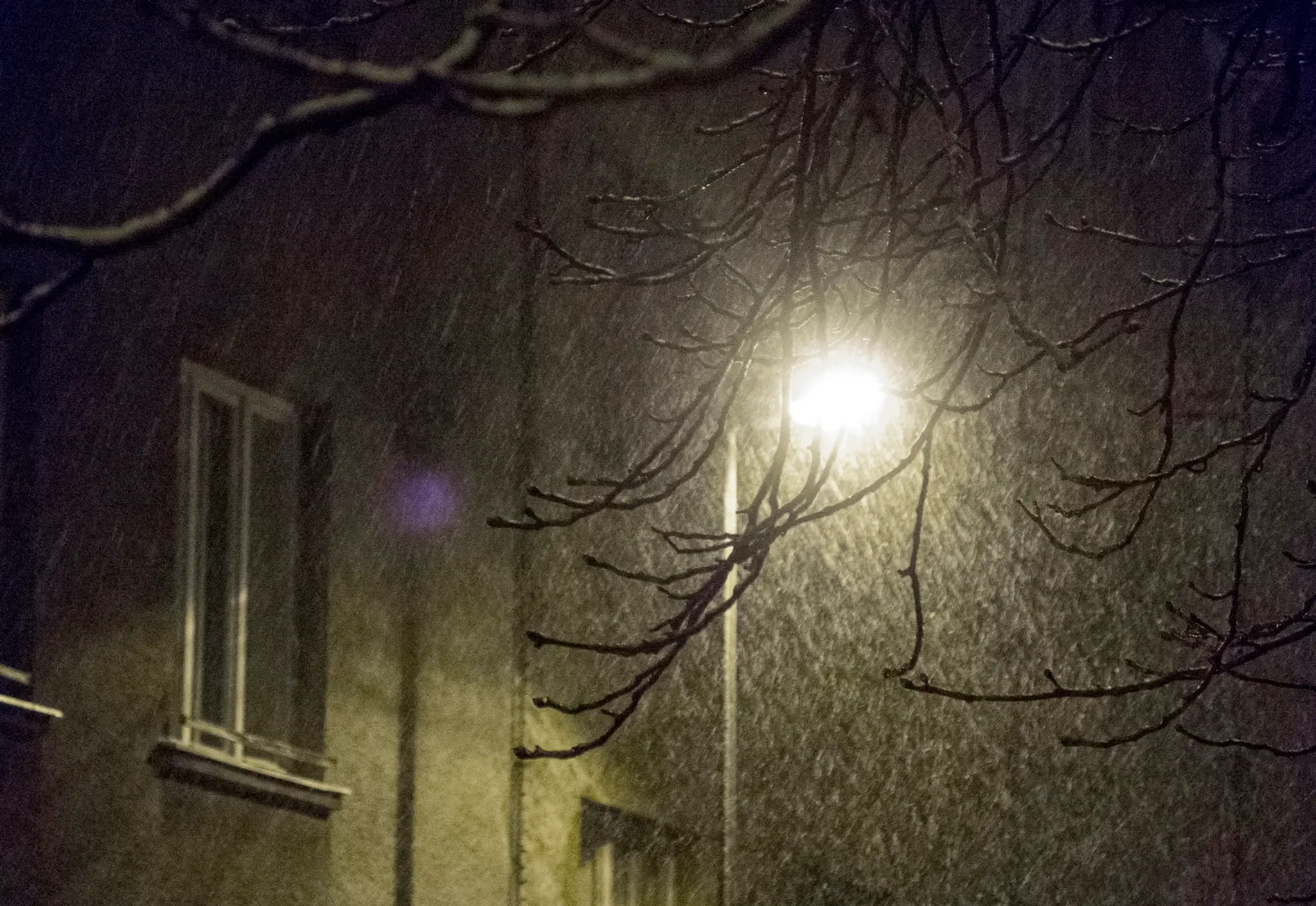 Nočné sneženie v bratislavských uliciach.