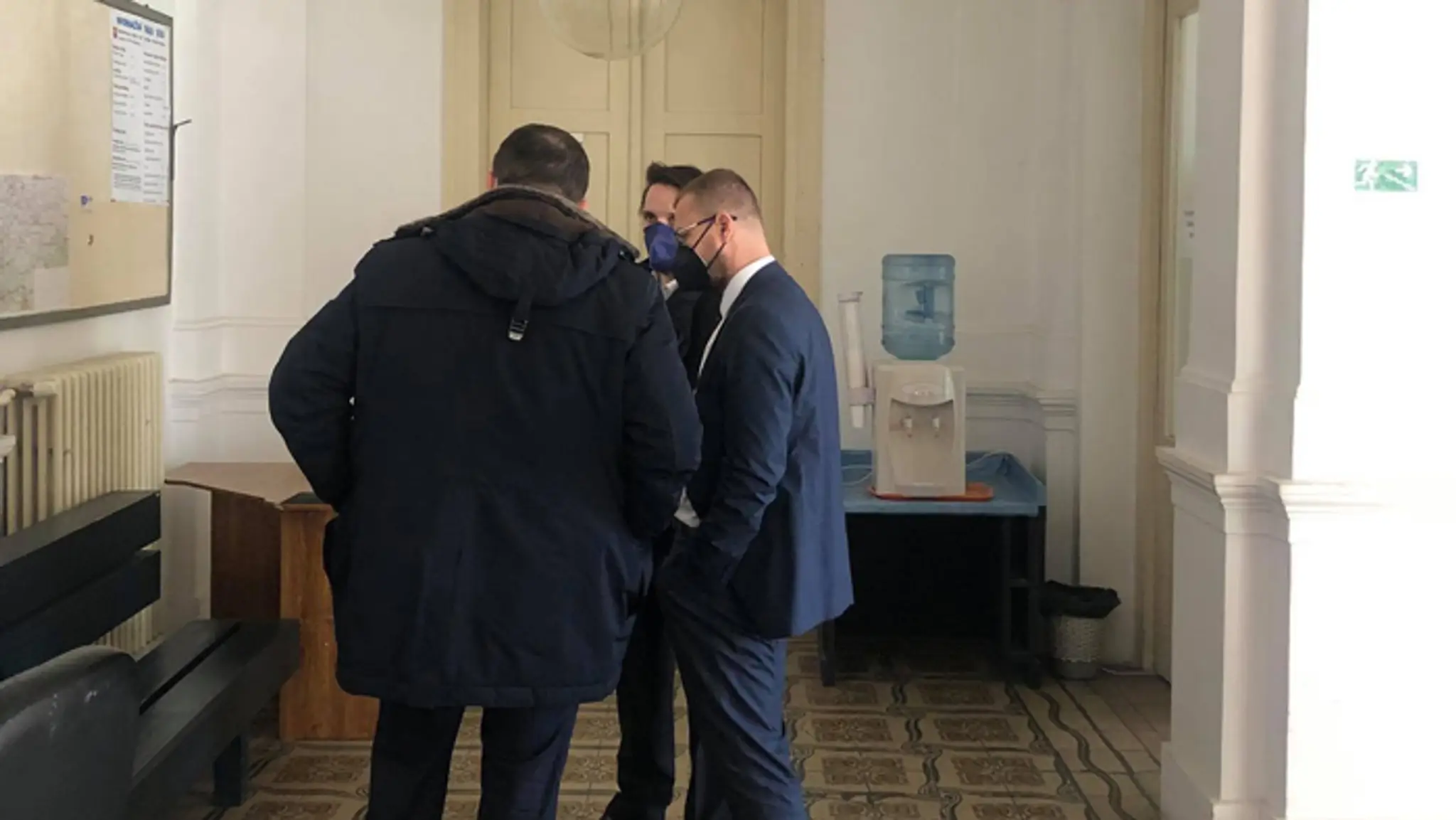 Daniel Čech (v strede) s právnymi zástupcami na ŠTS v Banskej Bystrici.