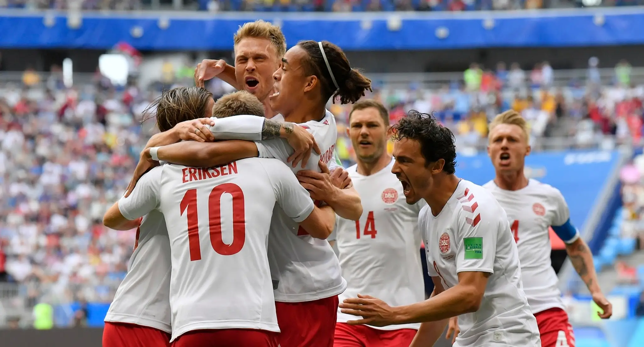 Dánski hráči oslavujú gól Christiana Eriksena v zápase základnej C-skupiny MS 2018 vo futbale Dánsko Austrália.