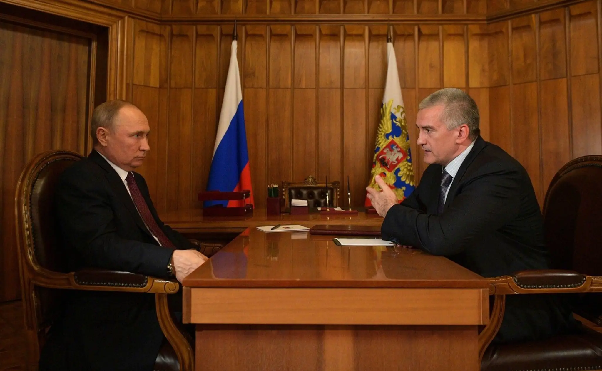 Ruský prezident Vladimir Putin a šéf ruskej okupačnej správy Krymu Sergej Aksionov.