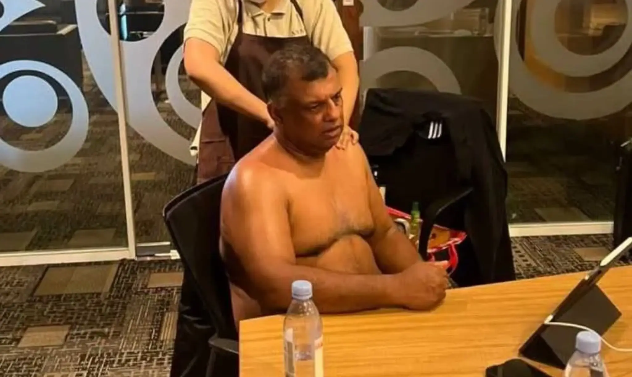 Tony Fernandes si dopraje masáž aj v práci.