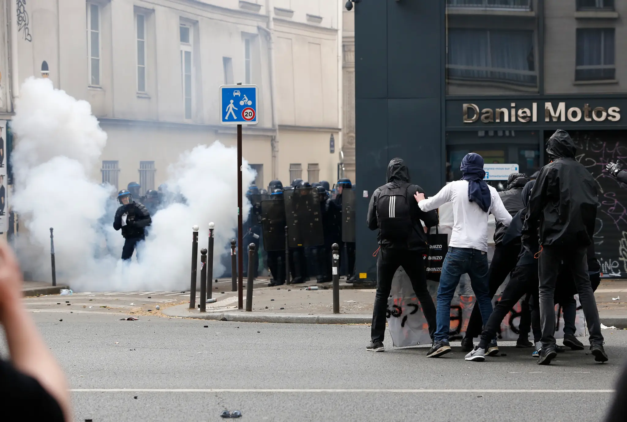 Dvaja policajti v Paríži utrpeli zranenia pri útoku demonštrantov
