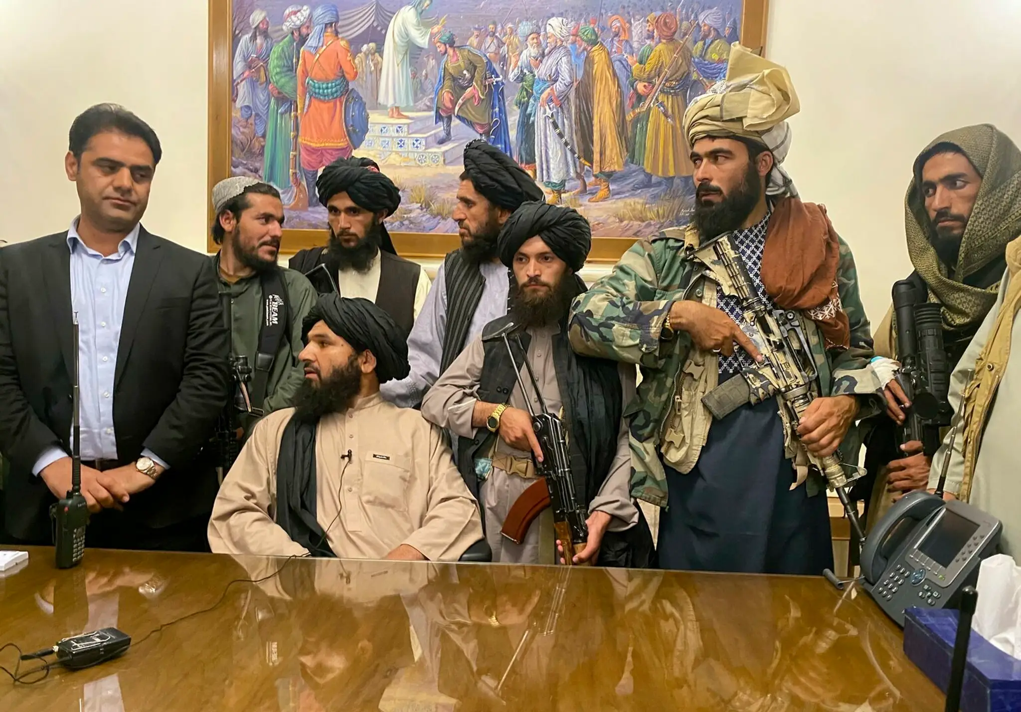 Talibanskí bojovníci v prezidentskom paláci.