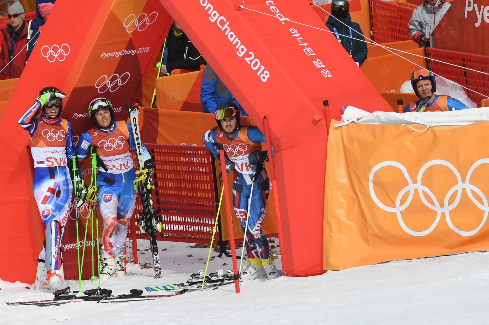 Na snímke zľava Petra Vlhová, Veronika Velez-Zuzulová, Andreas Žampa a Adam Žampa počas paralelného slalomu na ZOH 2018.
