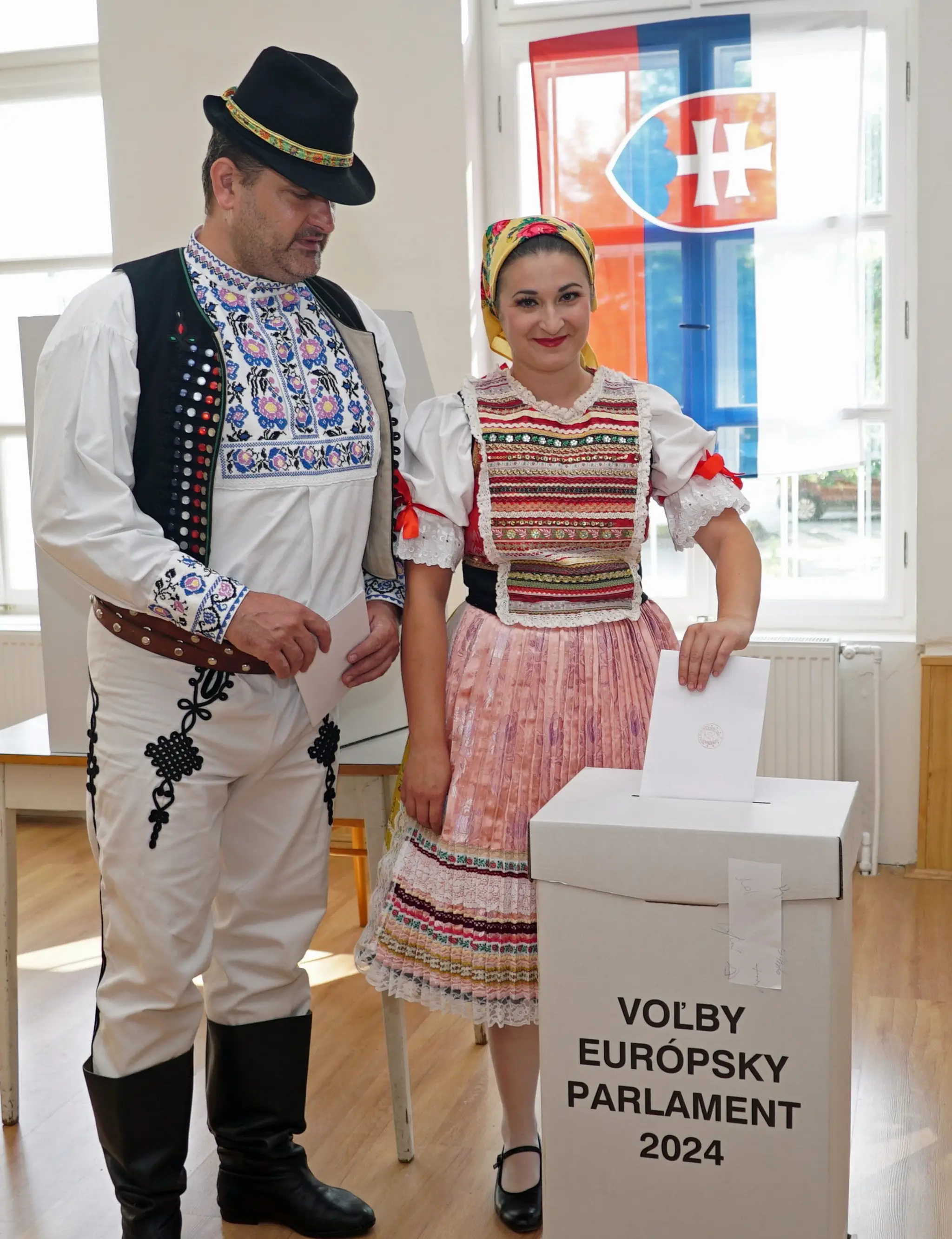 Členovia folklórneho súboru v Komárne