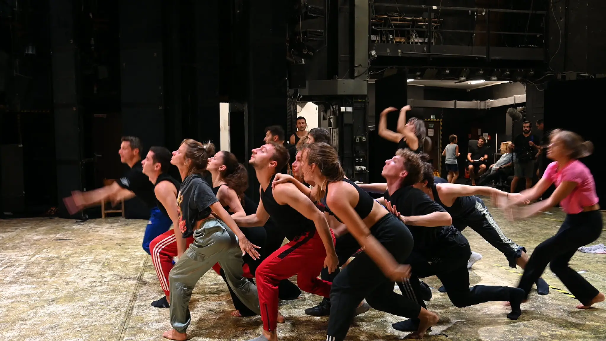 Tanečníci nacvičujúci choreografiu, muzikál Mojžiš