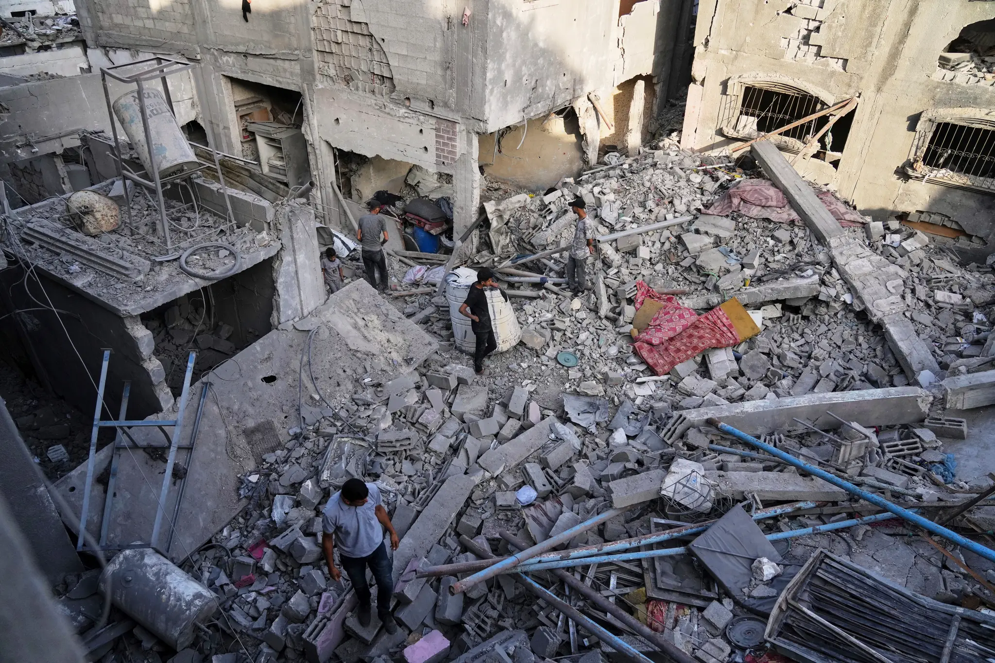 Palestínčania prehľadávajú ruiny domov, ktoré sa stali terčom útokov izraelskej armády v meste Džabálijá (14. 5.2025).