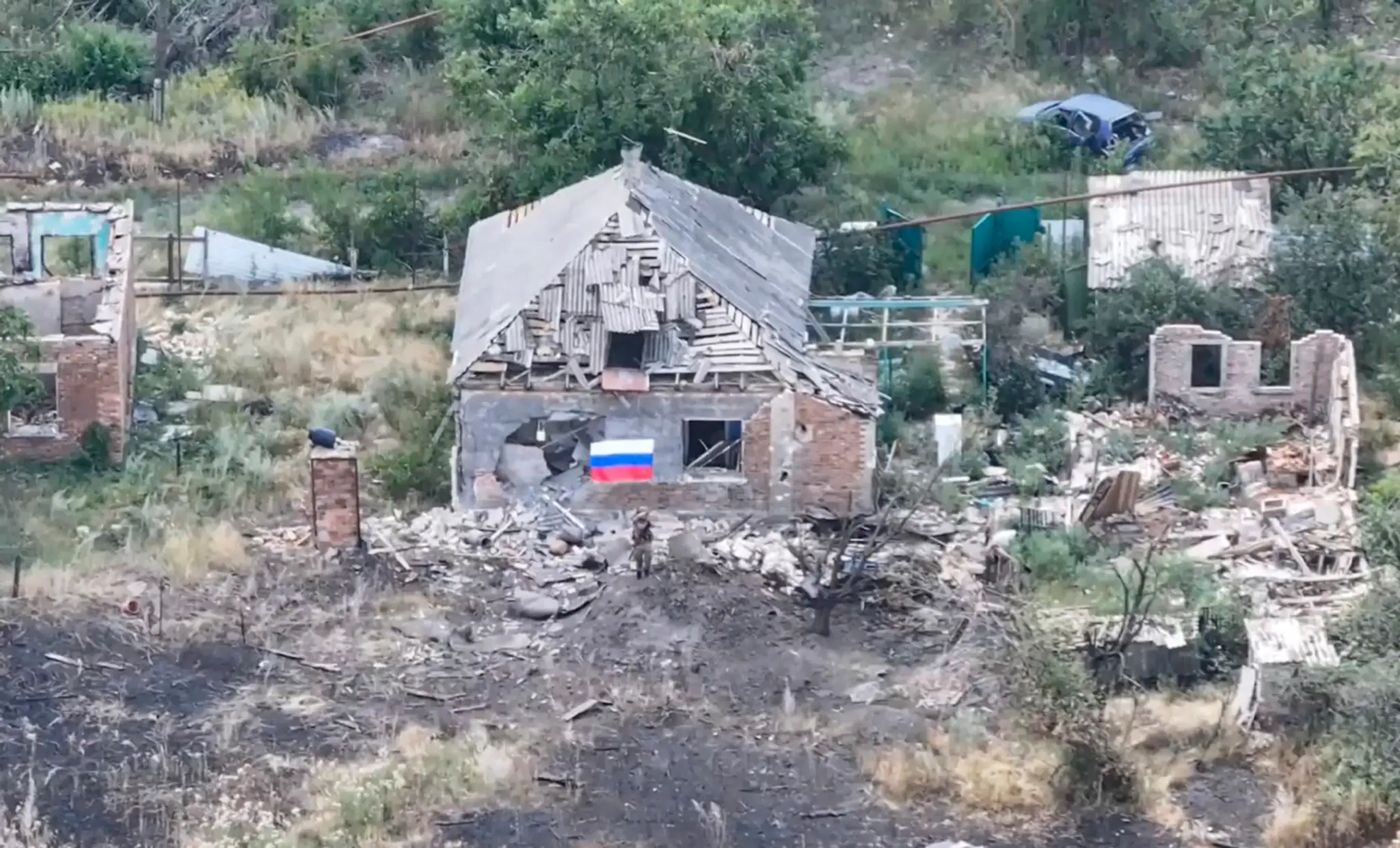 Ruský vojak máva vlajkou na znak dobytia ukrajinského mesta Časiv Jar.
