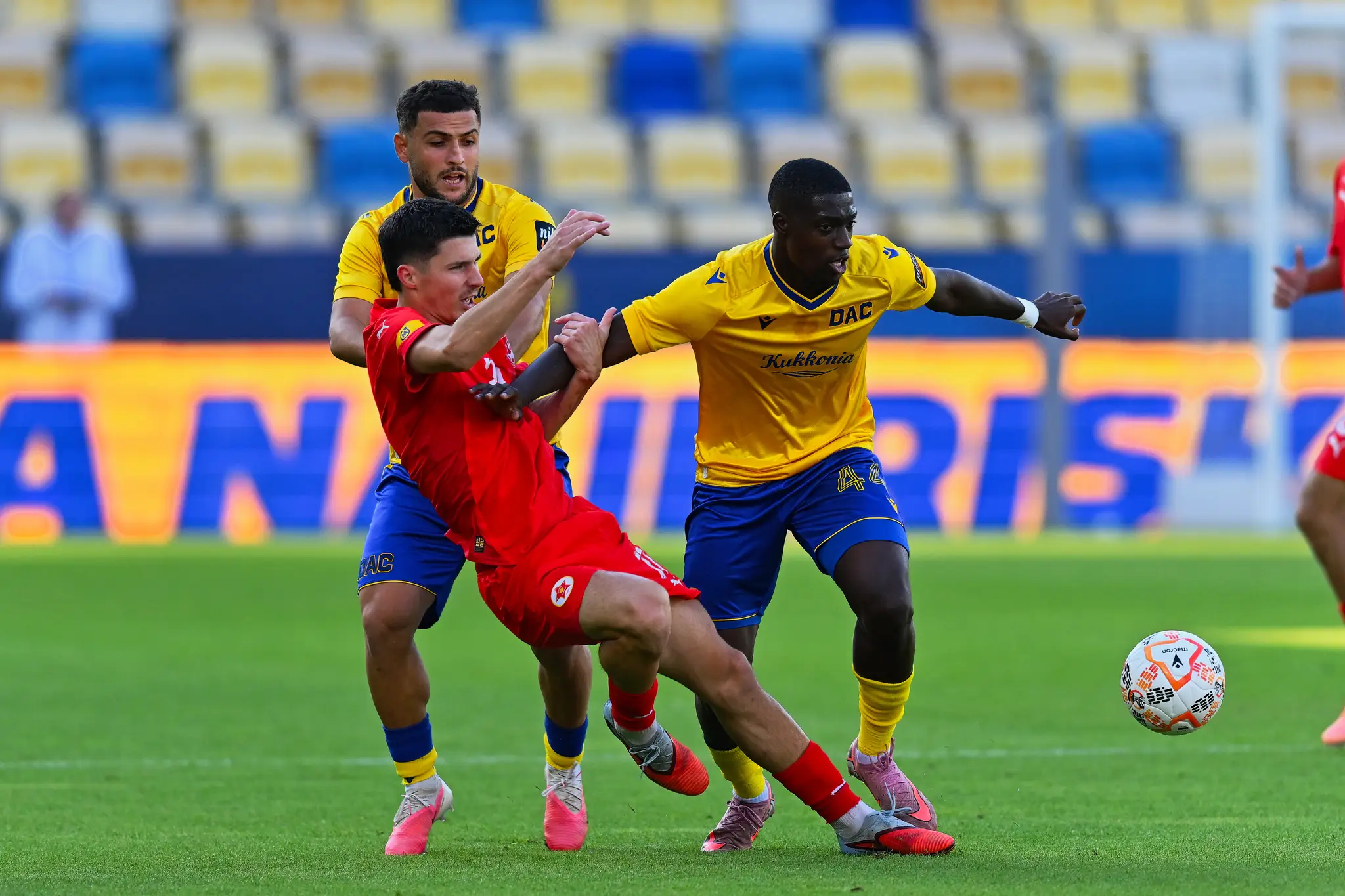 Na snímke zľava Tsotne Kapanadze (DAC), Aldin Mešić (Mostar) a Samsindin Ouro (DAC).